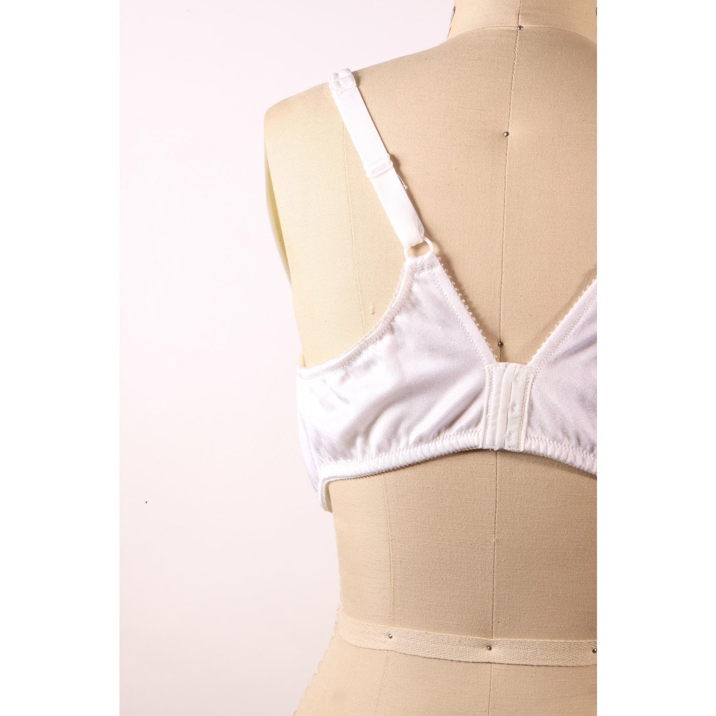 1980s White Floral Lace Floral Detail Bra by Vanity Fair-40C