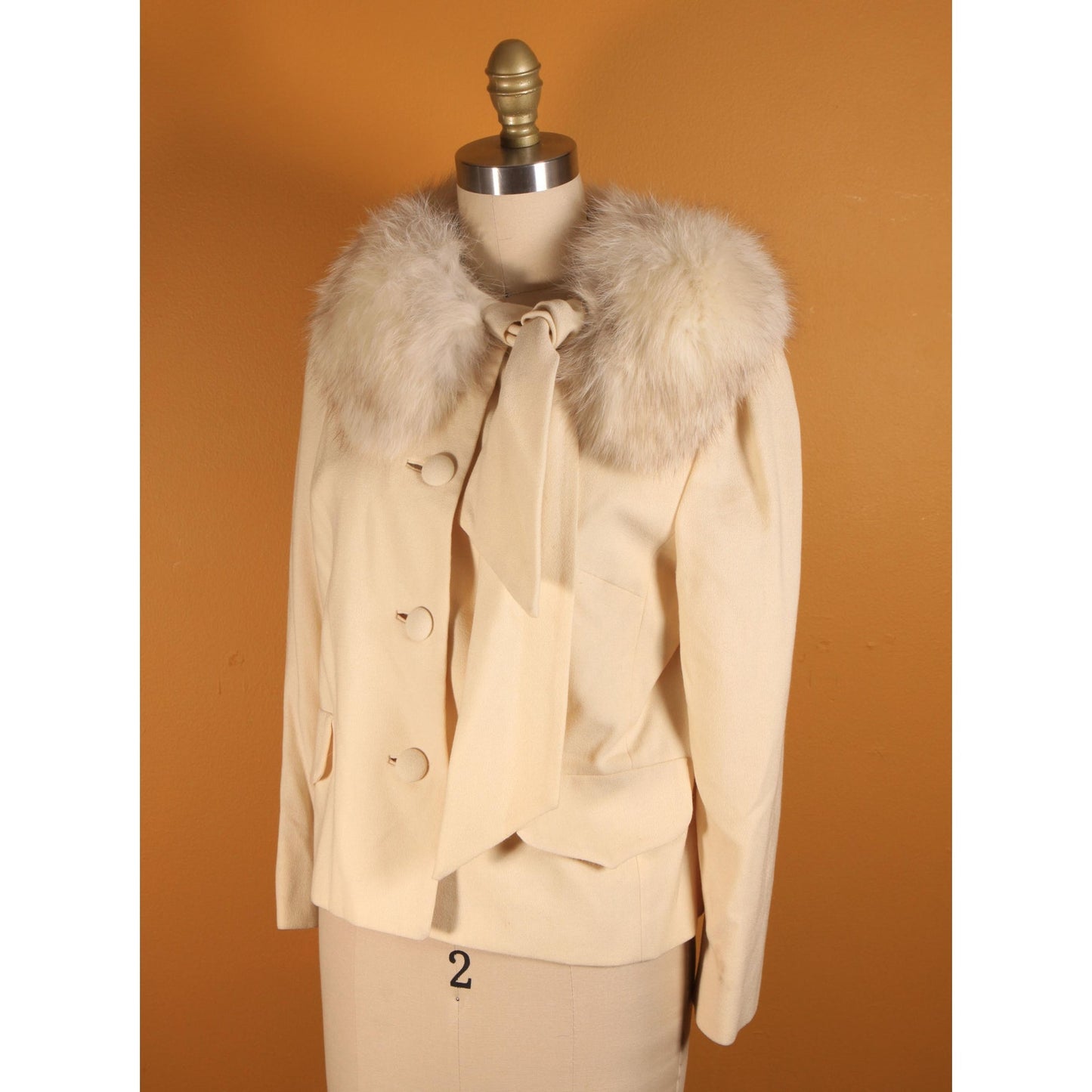 Early 1960s Cream Off White Button Down Fox Fur Scarf Collar Long Sleeve Suit Jacket by Lilli Ann -M-L