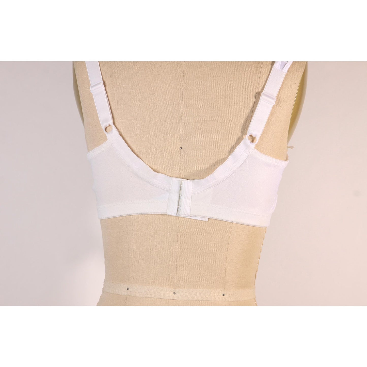 1980s White Sheer Lace Bow Detail Bra by Playtex 18 Hour-40C