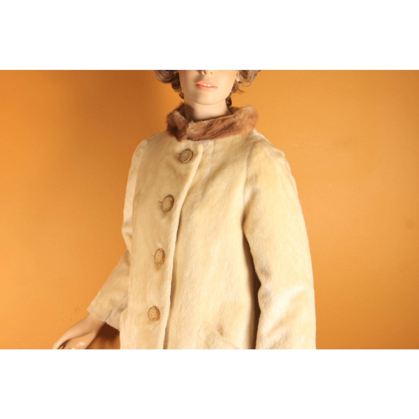 1960s Cream Faux Fur Fuzzy Long Sleeve with Mink Fur Trim Collar Coat by Junior-Aire -M-L