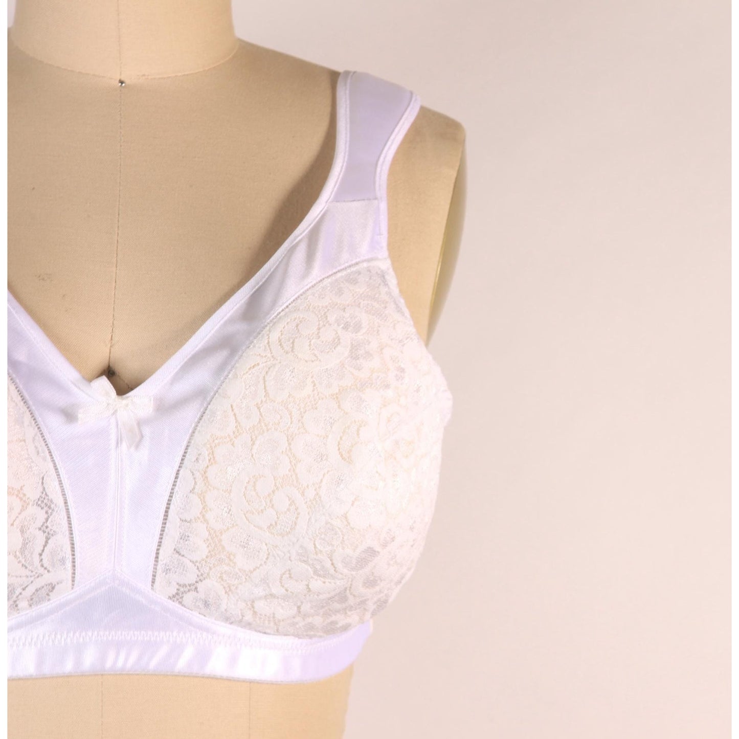 1980s White Sheer Lace Bow Detail Bra by Playtex 18 Hour-40C