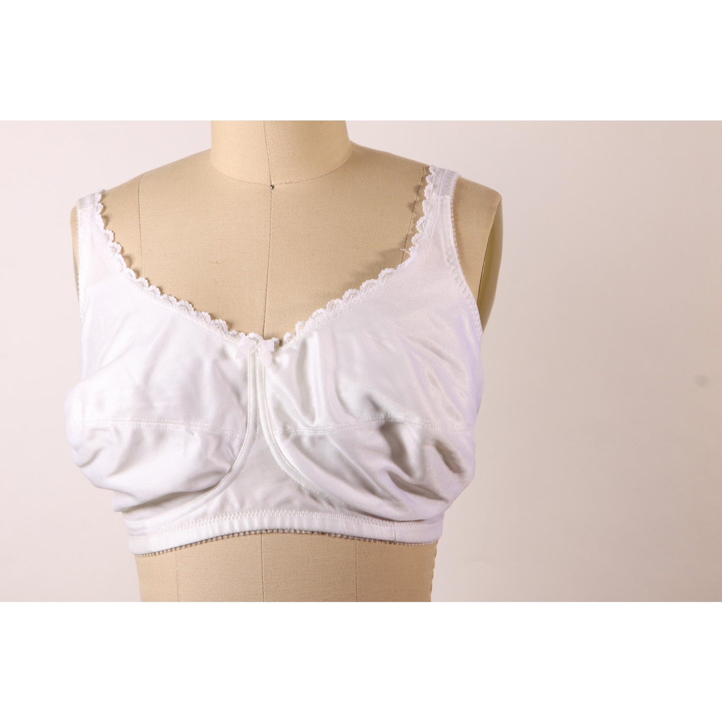 1980s White Lace Trim Bow Detail Bra by Classique-40DD