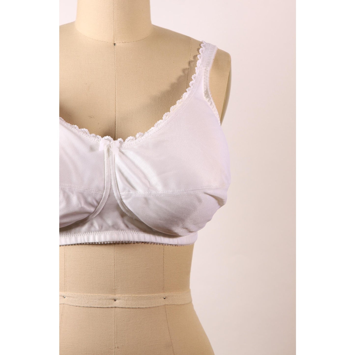1980s White Lace Trim Bow Detail Bra by Classique-40DD