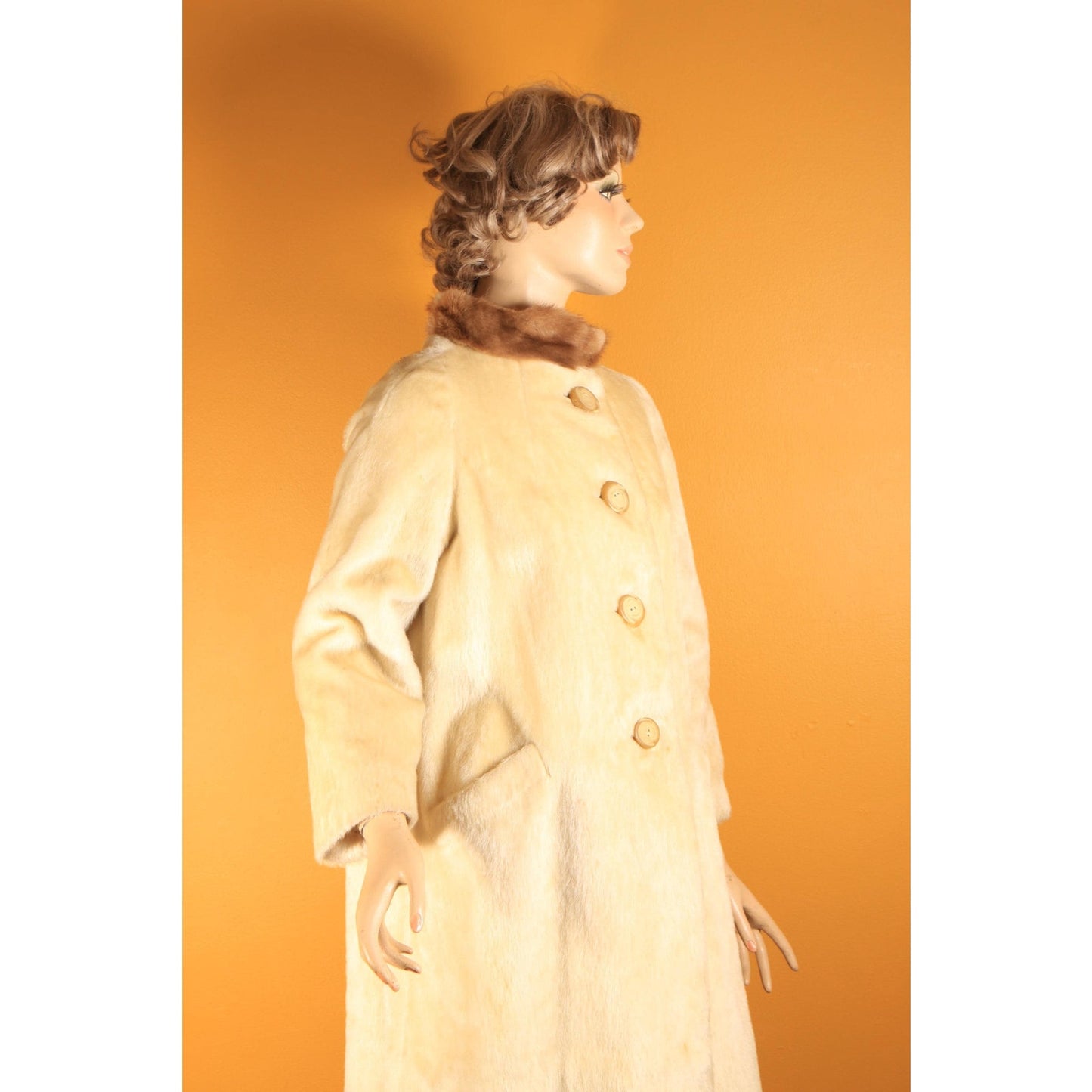 1960s Cream Faux Fur Fuzzy Long Sleeve with Mink Fur Trim Collar Coat by Junior-Aire -M-L