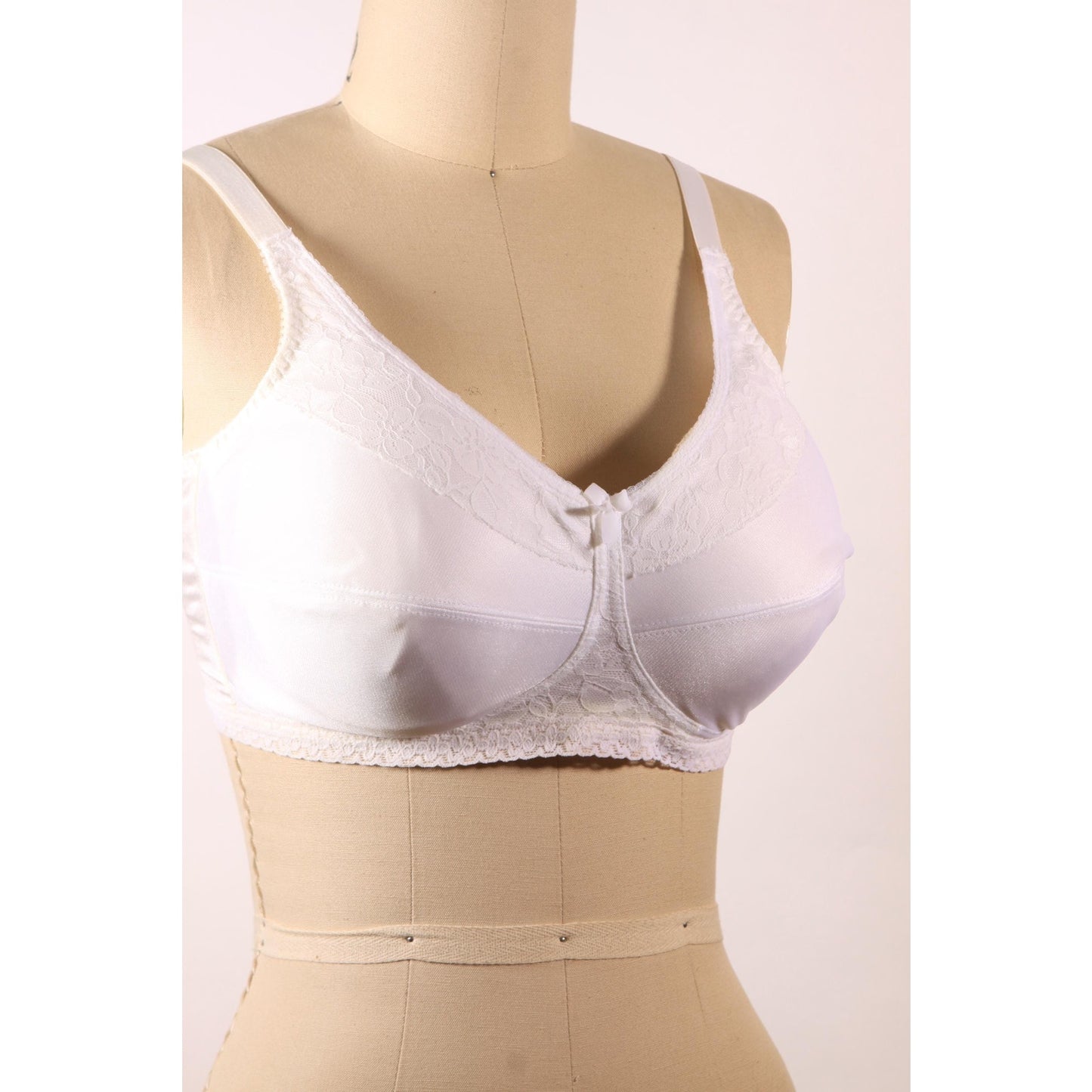 1970s White Floral Lace Trim Bow Detail Bra-40C