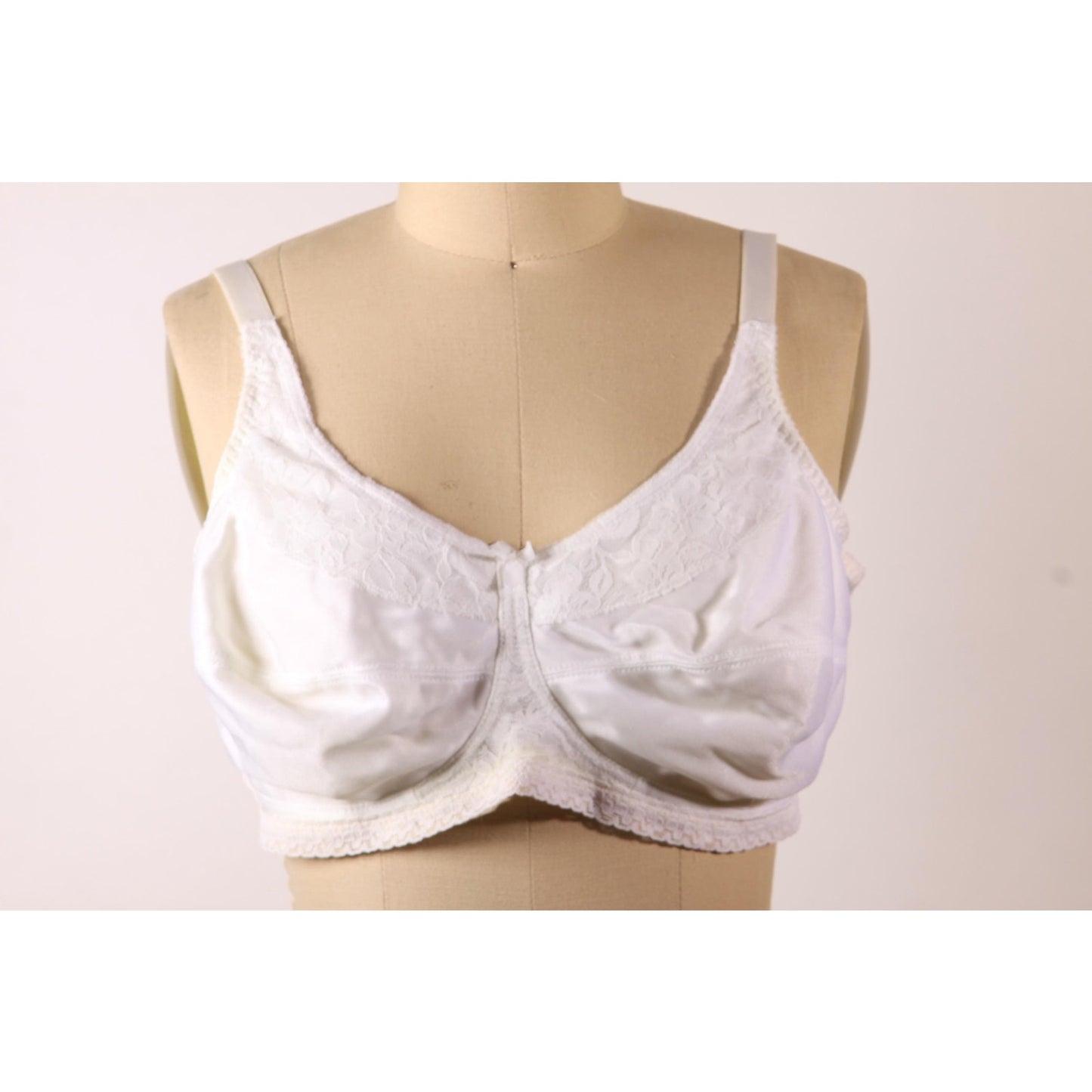 1970s White Floral Lace Trim Bow Detail Bra-40C