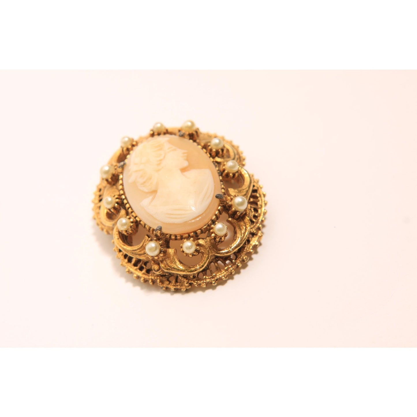1950s 1960s Pink and Cream Cameo Gold Tone Metal Faux Pearl Pendant Brooch by Florenza