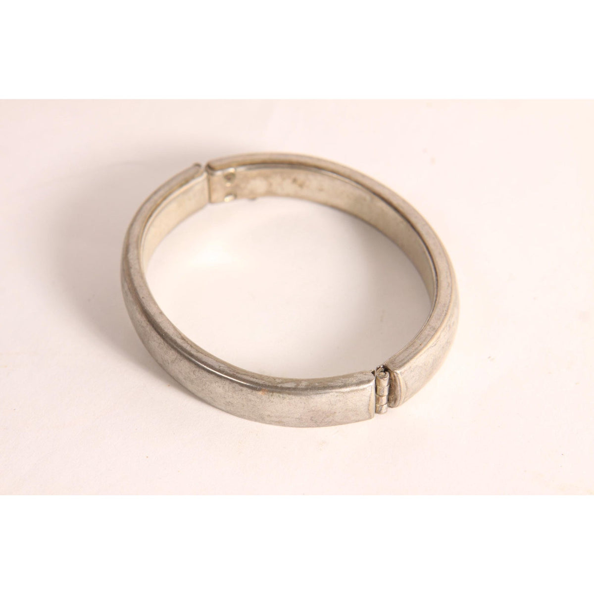 1950s 1960s Silver Tone Metal Hinged Bracelet