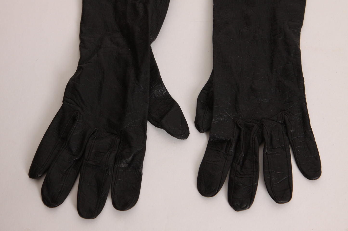 1950s Textured Black Leather Below the Wrist Gloves