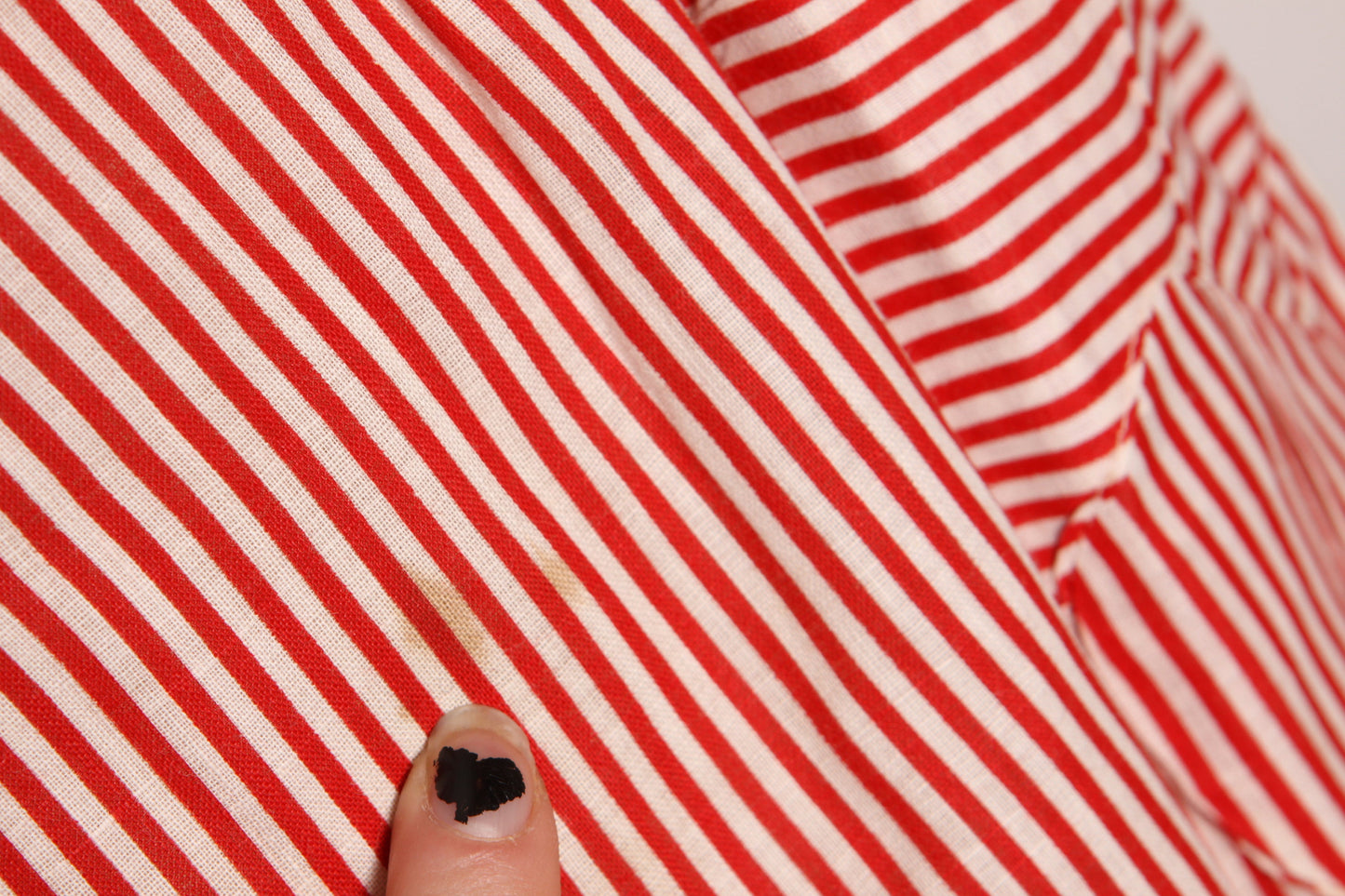 Late 1930s Early 1940s Red and White Striped Short Sleeve Adjustable Tie Sides Below the Knee Feedsack Dress -2XL