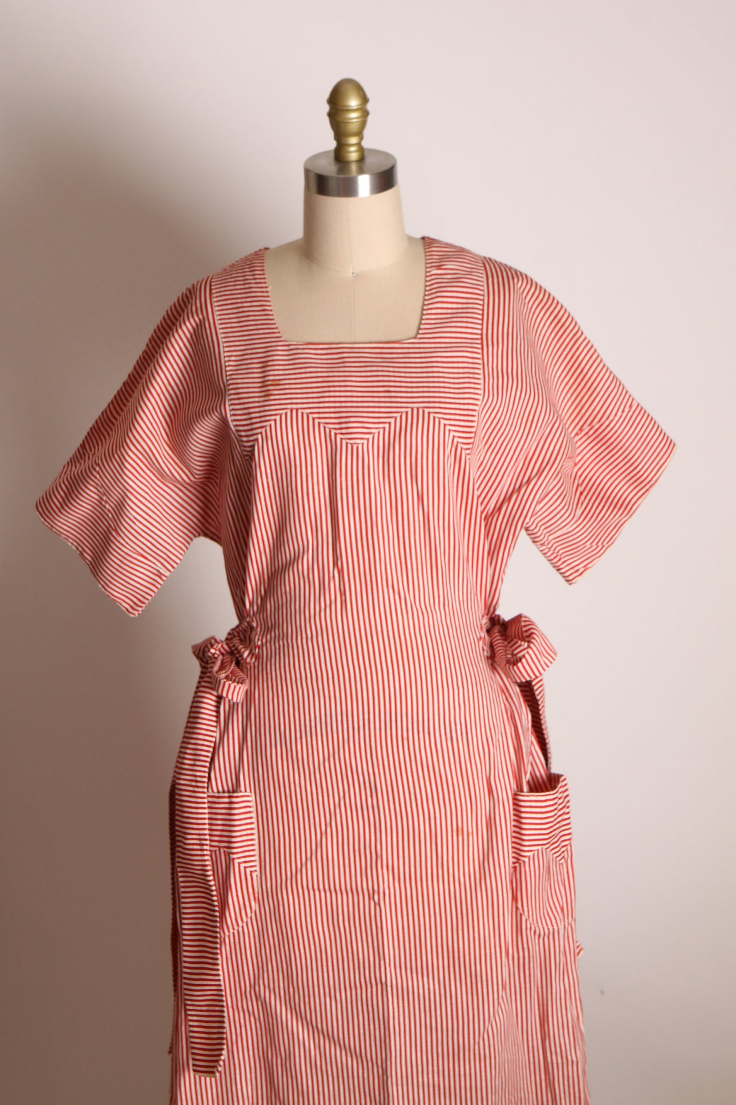 Late 1930s Early 1940s Red and White Striped Short Sleeve Adjustable Tie Sides Below the Knee Feedsack Dress -2XL