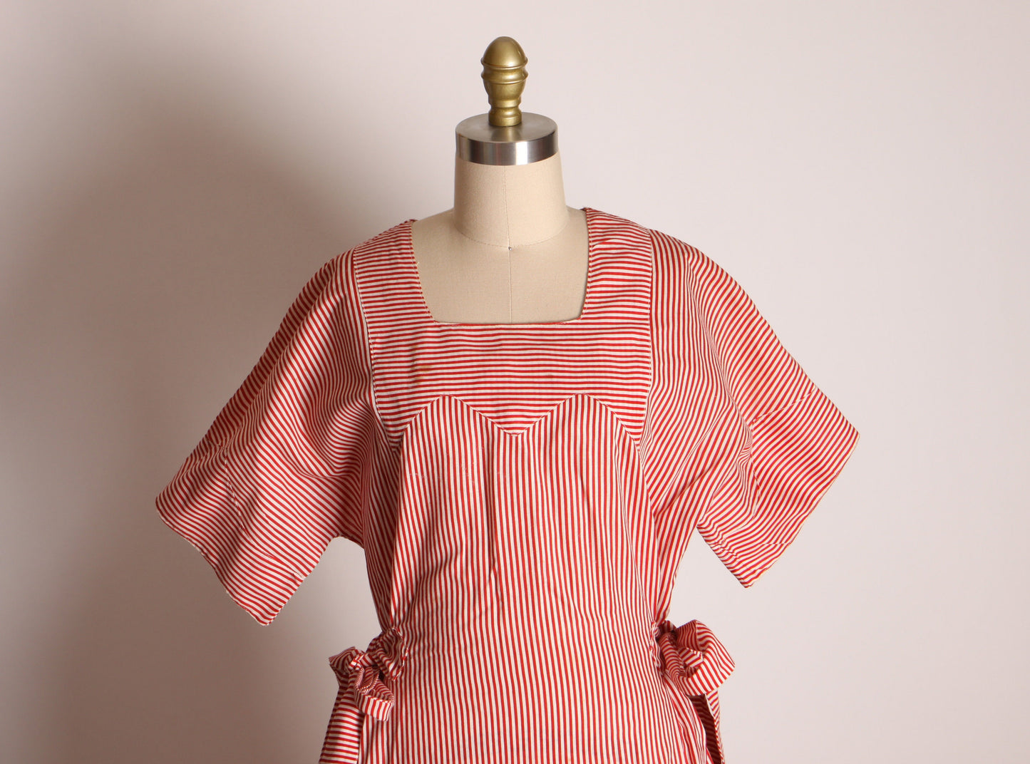 Late 1930s Early 1940s Red and White Striped Short Sleeve Adjustable Tie Sides Below the Knee Feedsack Dress -2XL