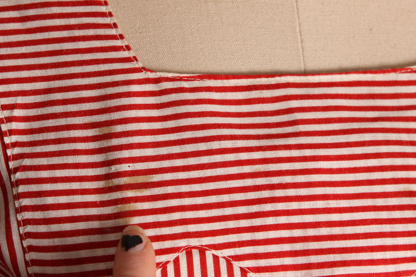 Late 1930s Early 1940s Red and White Striped Short Sleeve Adjustable Tie Sides Below the Knee Feedsack Dress -2XL