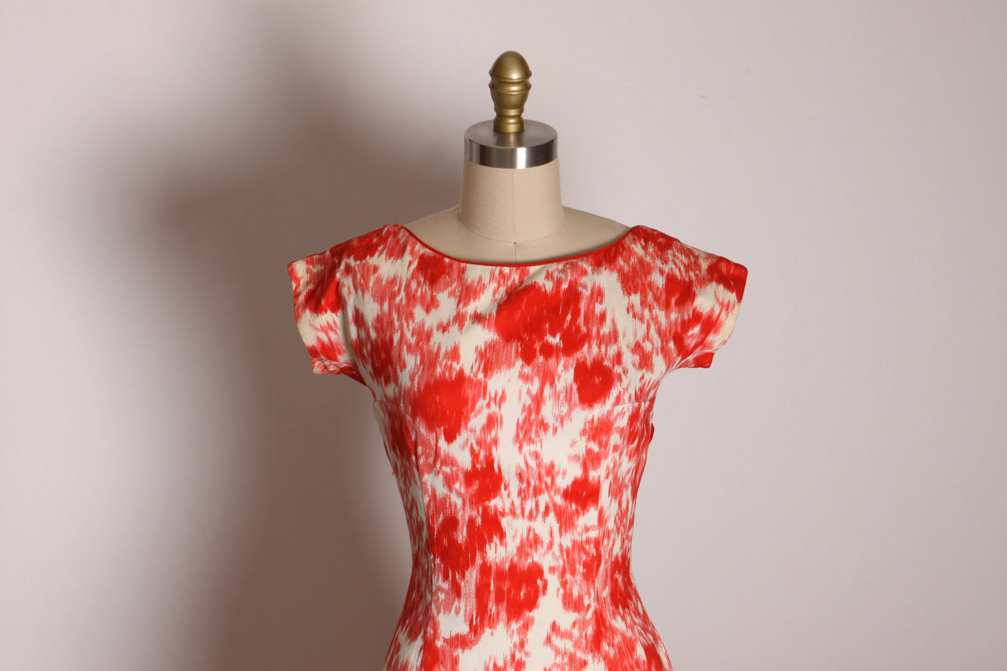 1950s Coral Red Orange Pink and White Abstract Short Sleeve Bow Detail Back Wiggle Dress -XS