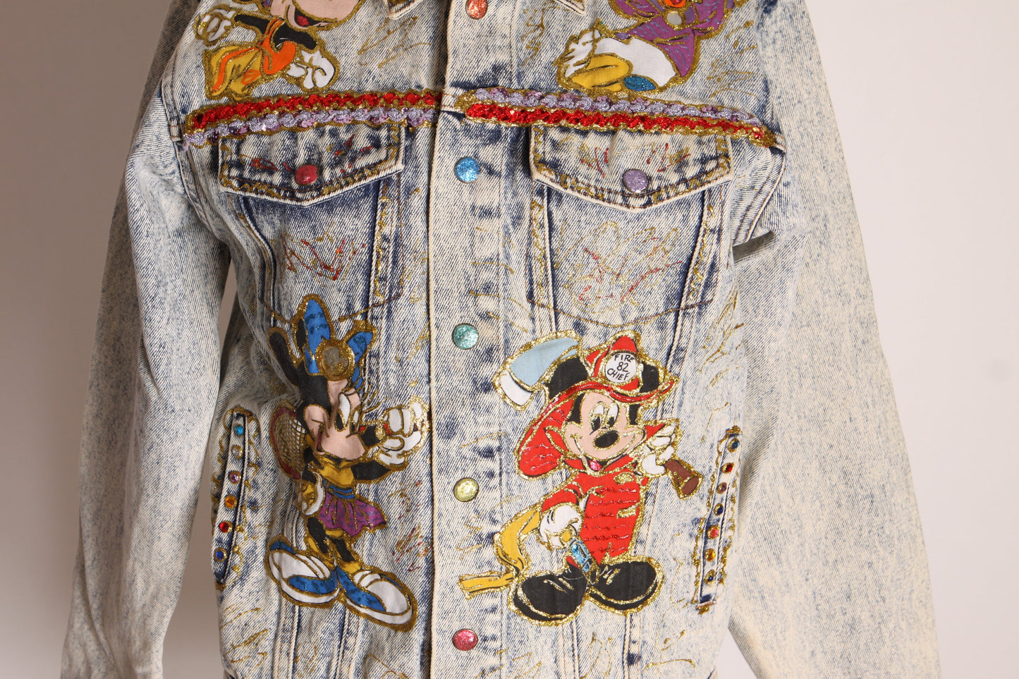 1980s 1990s Acid Wash Novelty Mickey Mouse, Minnie Mouse and Daisy Duck Long Sleeve Glitter Bedazzled Appliqué Denim Jacket -M