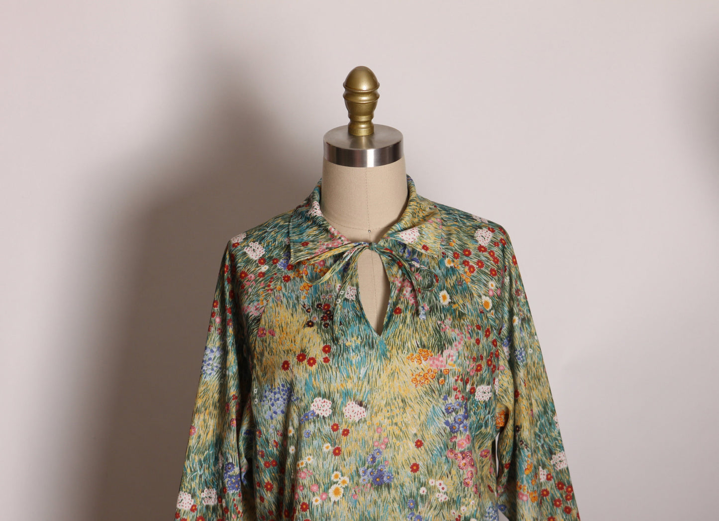 1970s Green Grass Multi-Colored Floral Flower Long Sleeve Keyhole Neck Tie Blouse -L