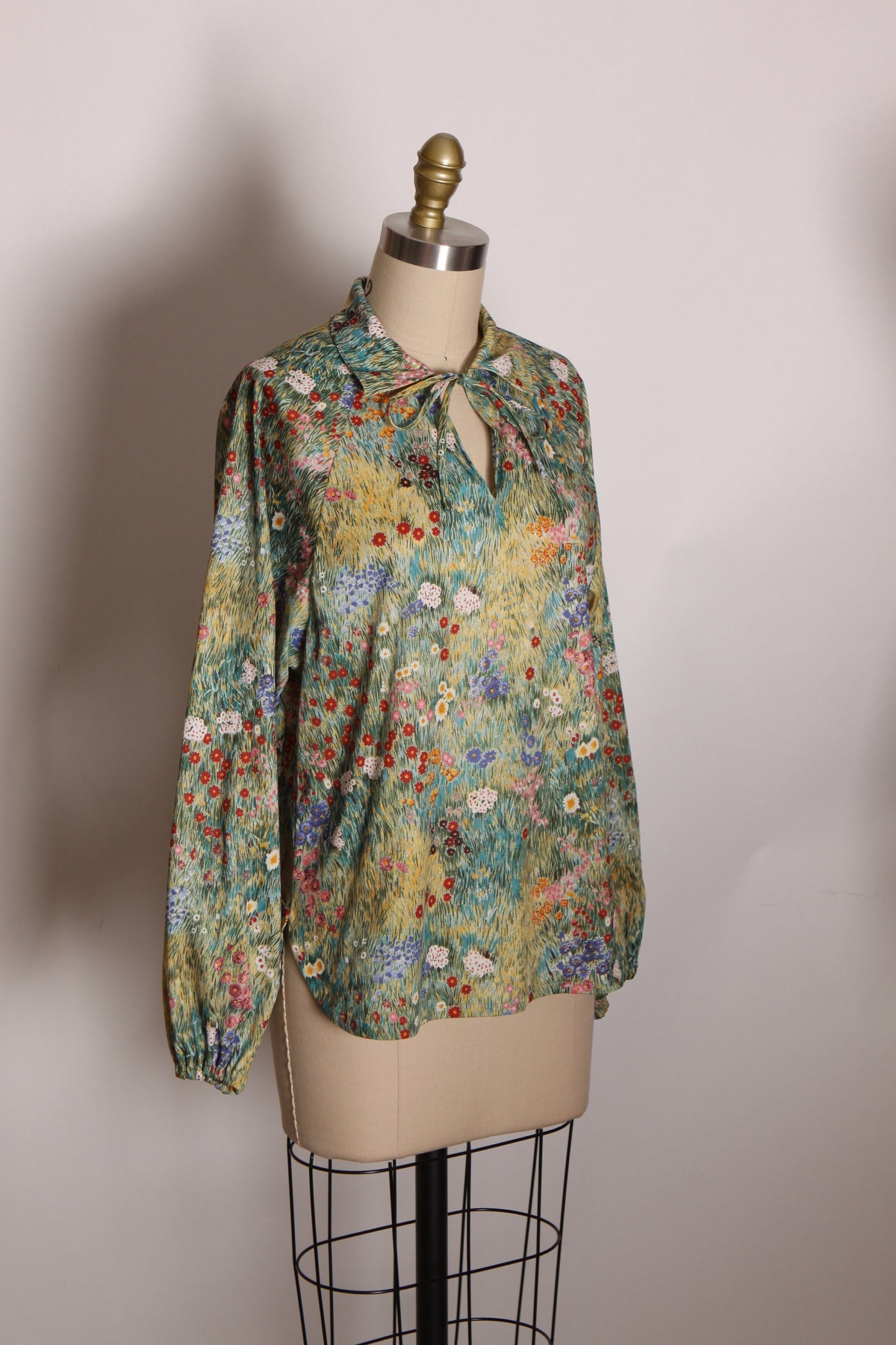 1970s Green Grass Multi-Colored Floral Flower Long Sleeve Keyhole Neck Tie Blouse -L