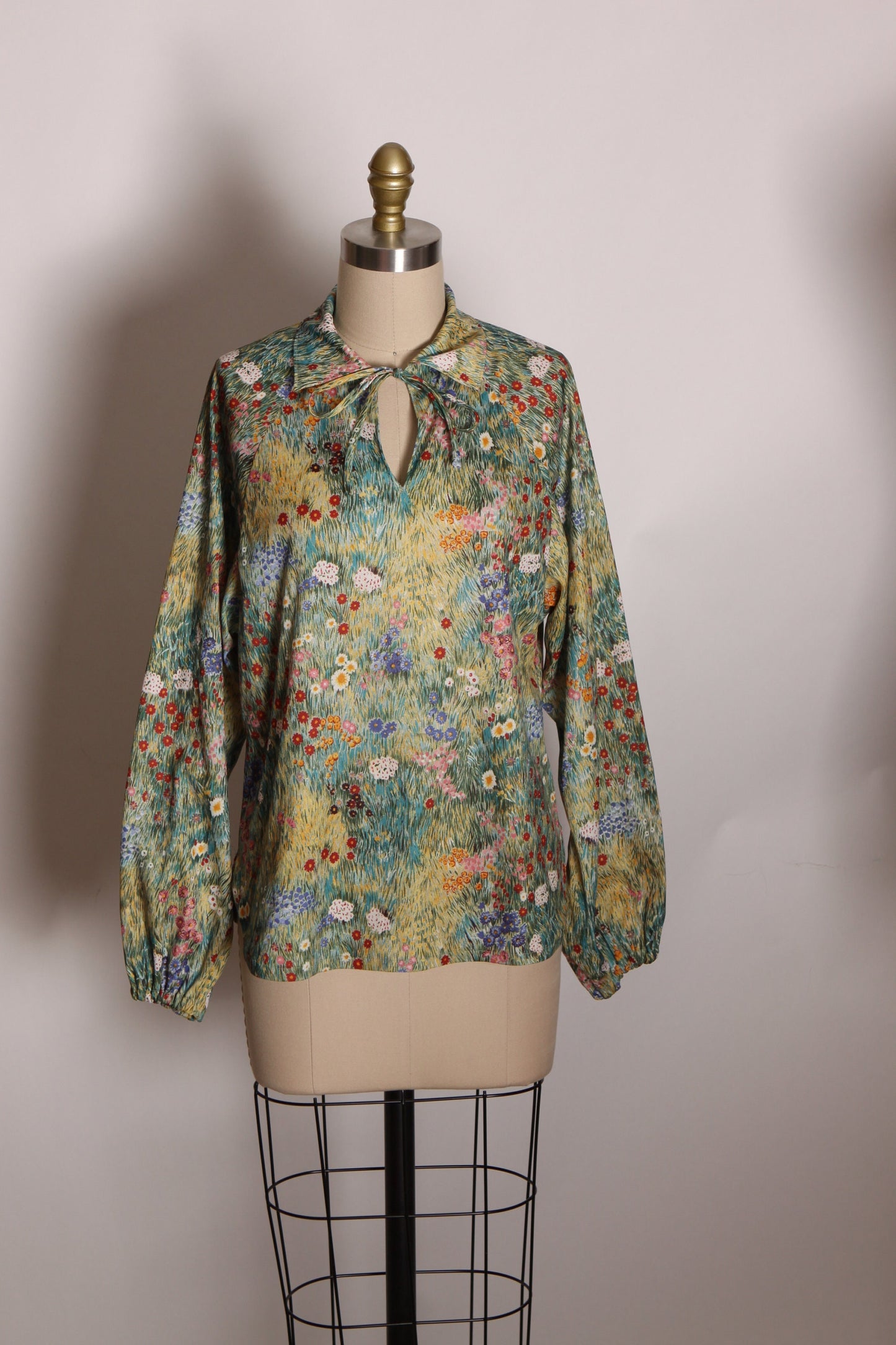 1970s Green Grass Multi-Colored Floral Flower Long Sleeve Keyhole Neck Tie Blouse -L