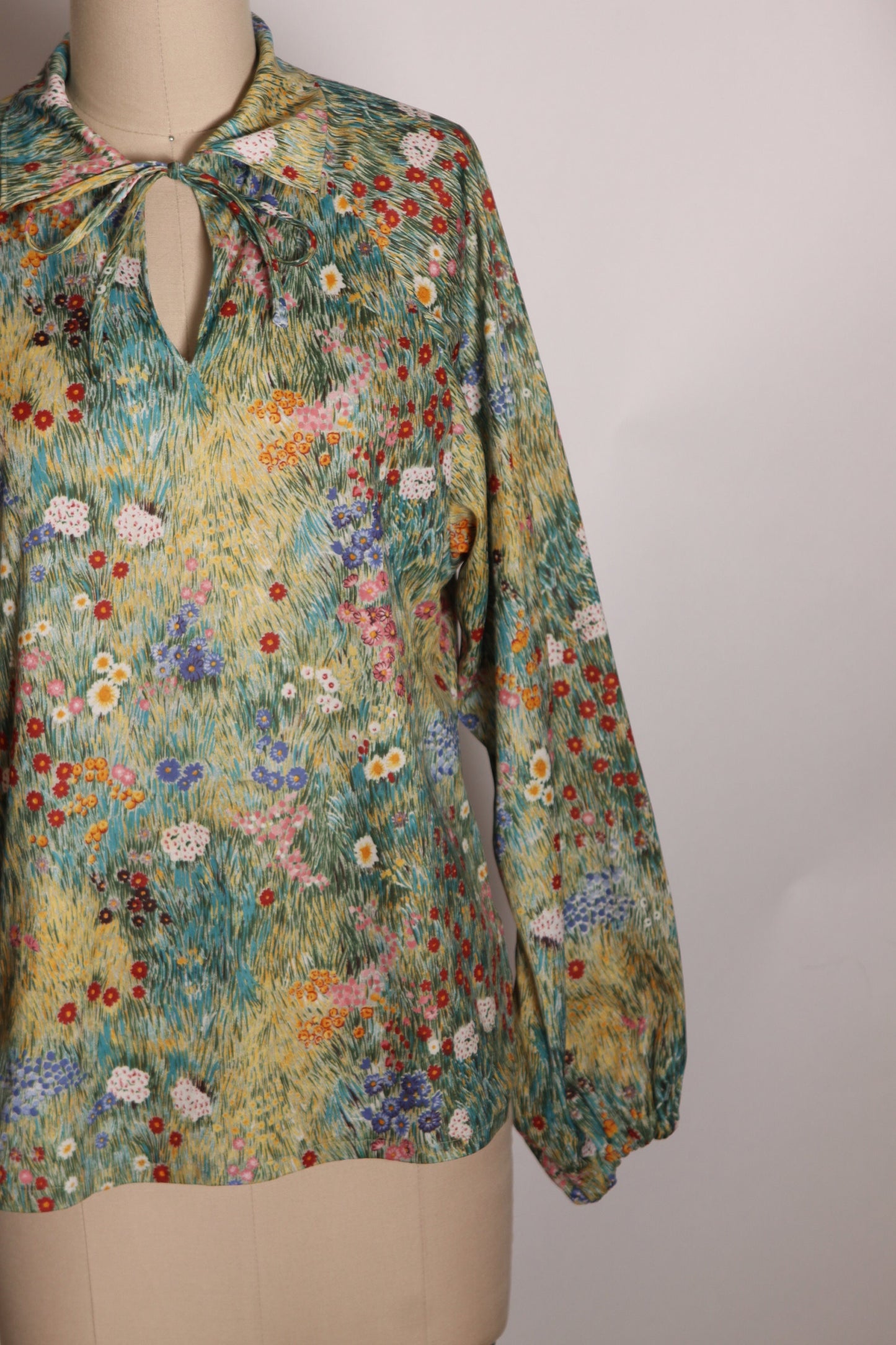 1970s Green Grass Multi-Colored Floral Flower Long Sleeve Keyhole Neck Tie Blouse -L