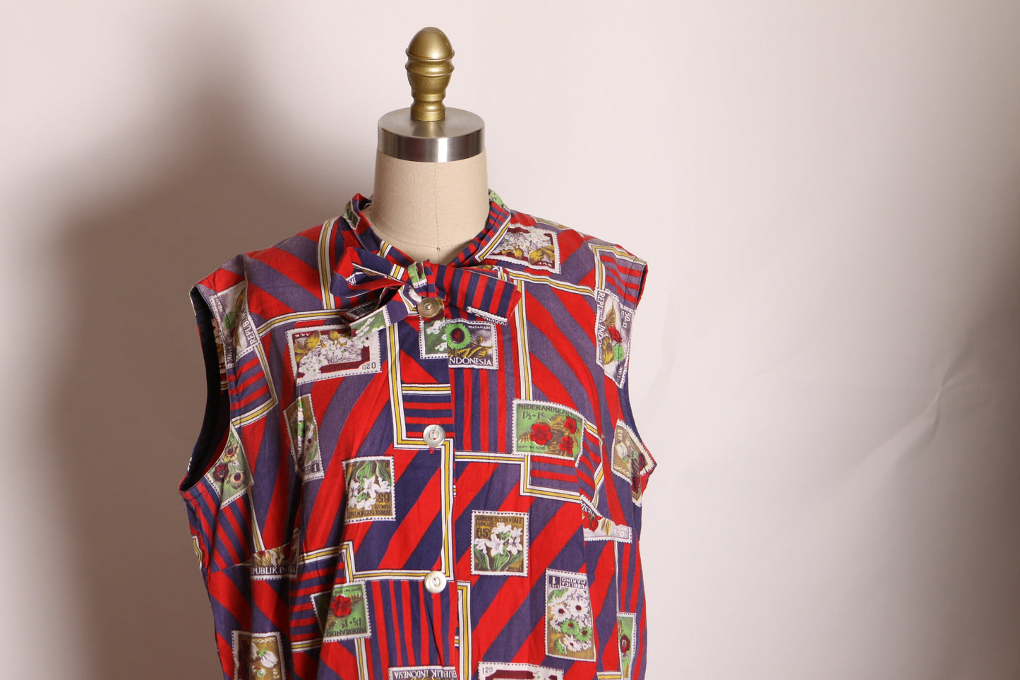 1960s Red and Purple Novelty Postage Stamp Travel Sleeveless Bow Collar Blouse -2XL