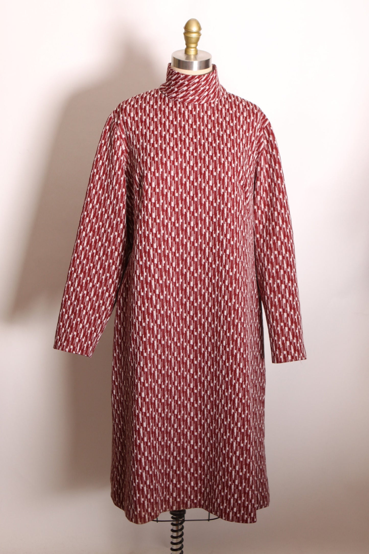 Late 1960s Early 1970s Burgundy and White Flecked Double Knit Polyester Long Sleeve Shift Dress -1XL