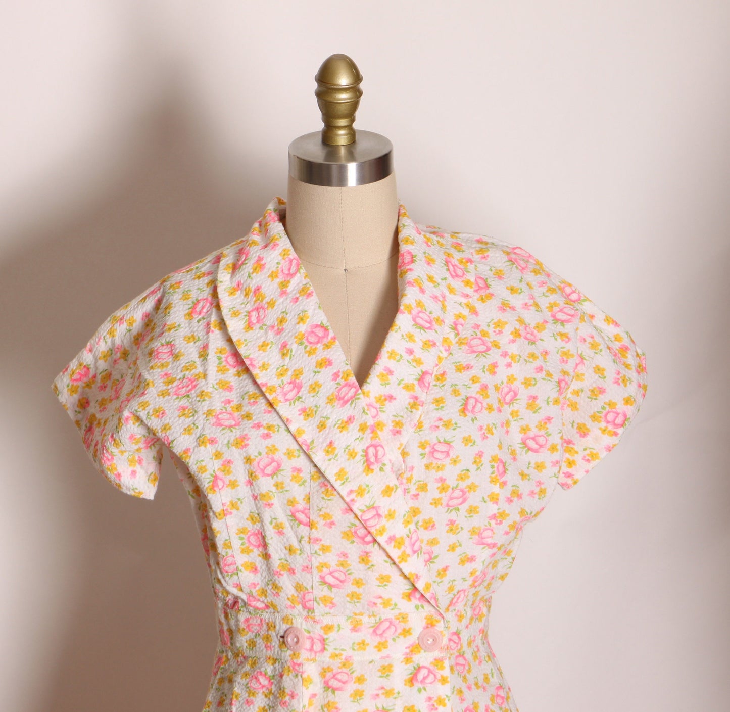 Late 1940s Early 1950s Pink and White Floral Short Sleeve Button Wrap Robe Dress -M