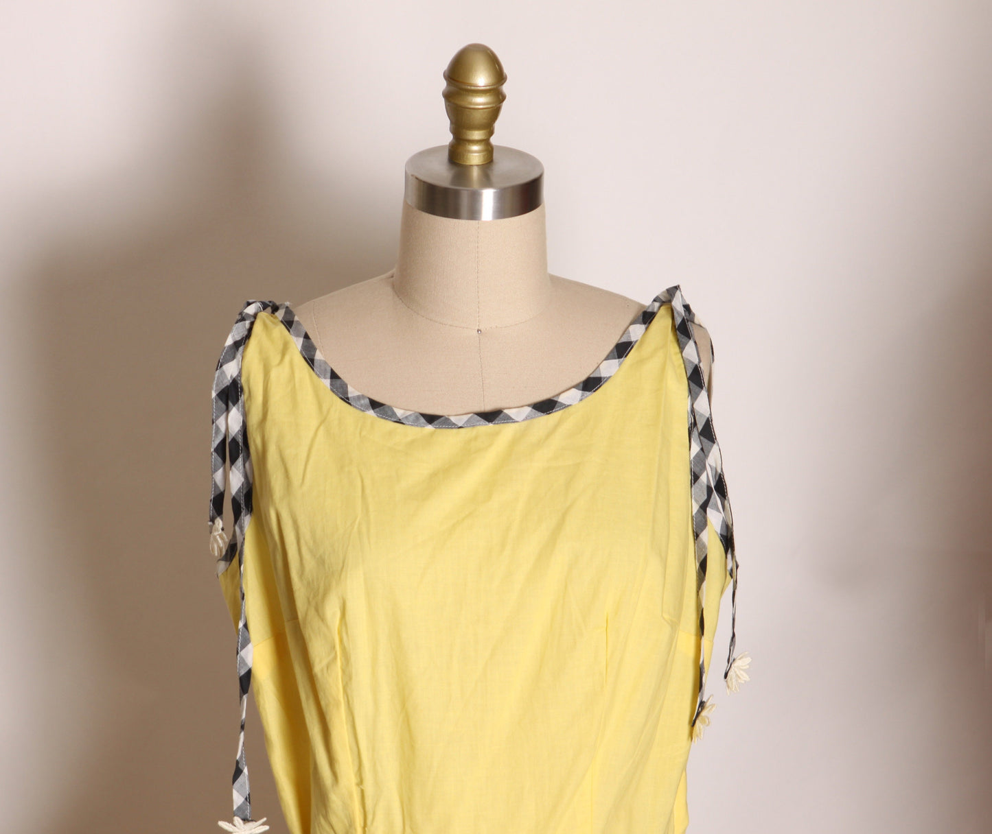 1950s Yellow, Black and White Gingham Waist Tie and Shoulder Tie Daisy Flower Detail Fit and Flare Dress -L