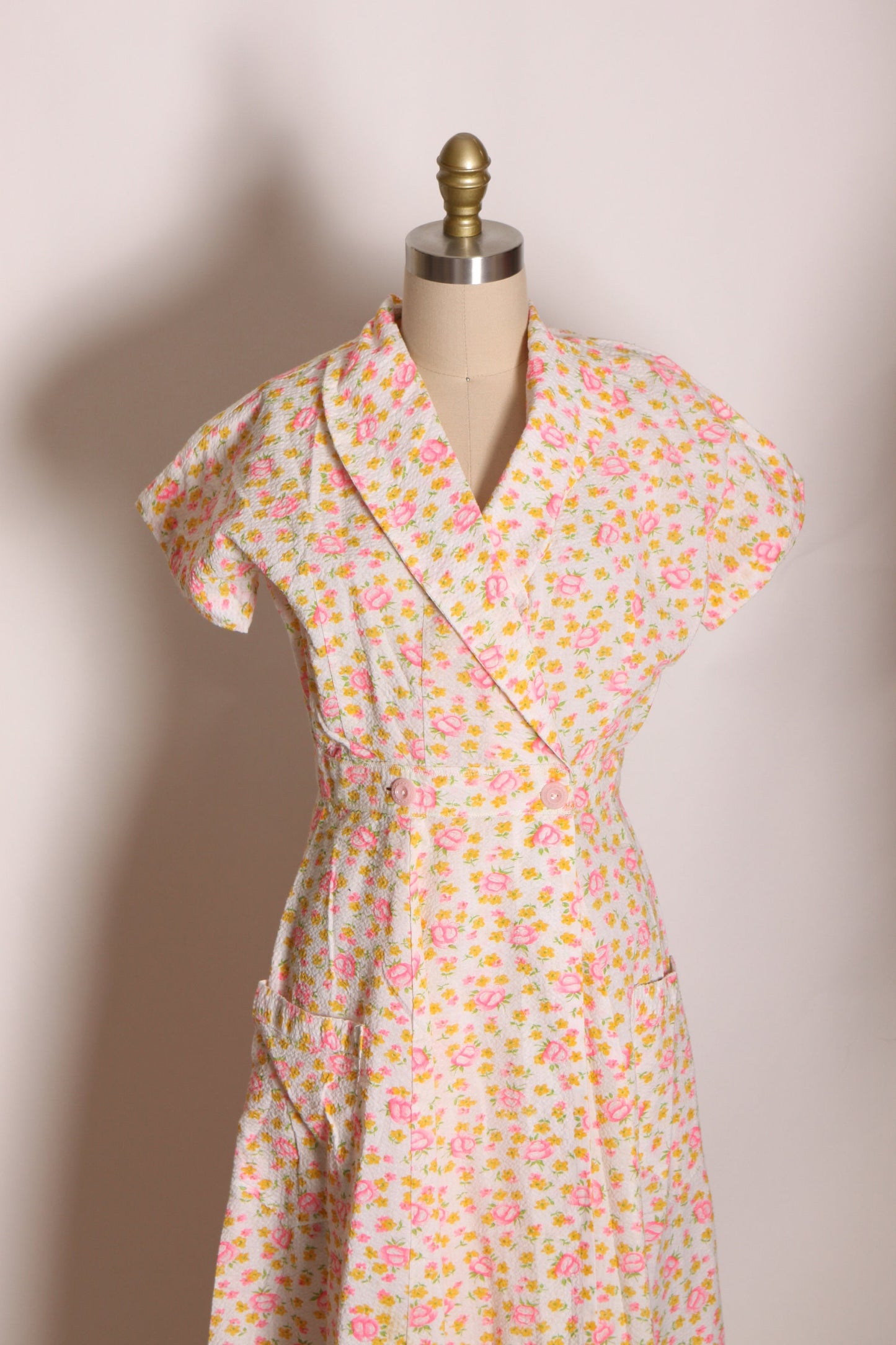 Late 1940s Early 1950s Pink and White Floral Short Sleeve Button Wrap Robe Dress -M