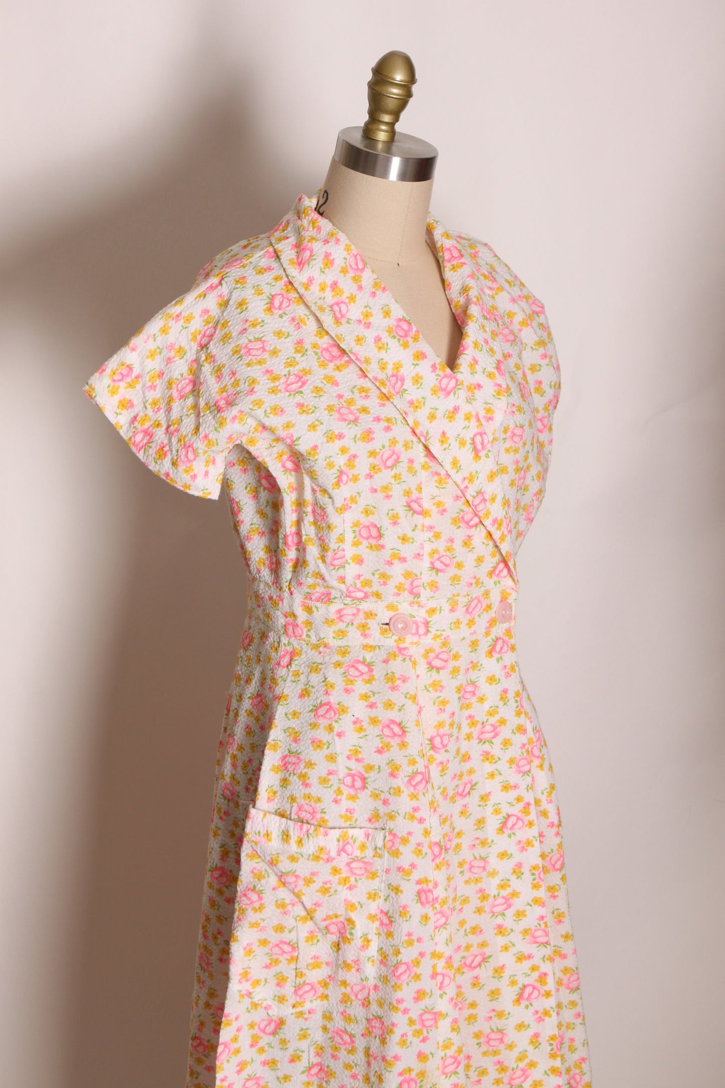 Late 1940s Early 1950s Pink and White Floral Short Sleeve Button Wrap Robe Dress -M