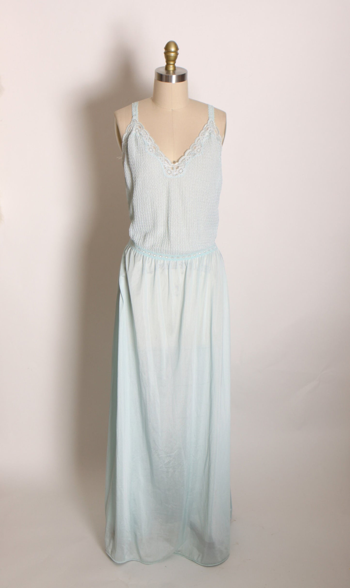 1980s Pale Ice Blue Wide Strap Full Length Night Gown with Matching Button Up Robe Peignoir Lingerie Set by Vanity Fair -M