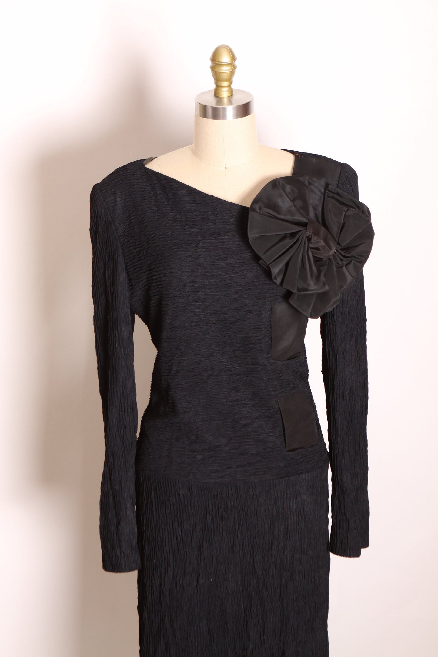 1980s Black Long Sleeve Textured Ruched Long Sleeve Oversized Bow Black Dress by Leslie Lucks -M