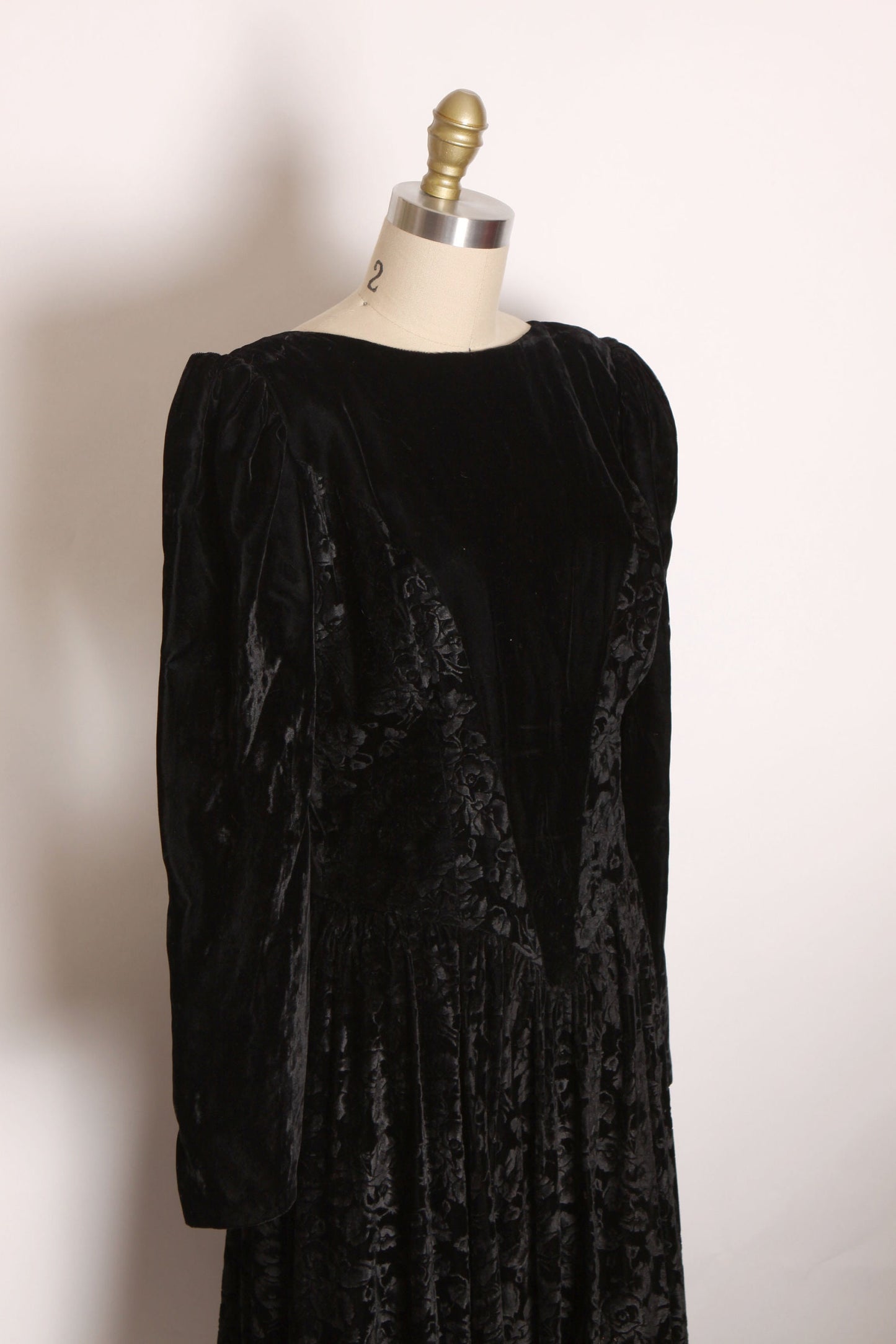 1980s Black Velvet Floral Burnout Long Sleeve Fit and Flare Gothic Dress by Jessica McClintock -L