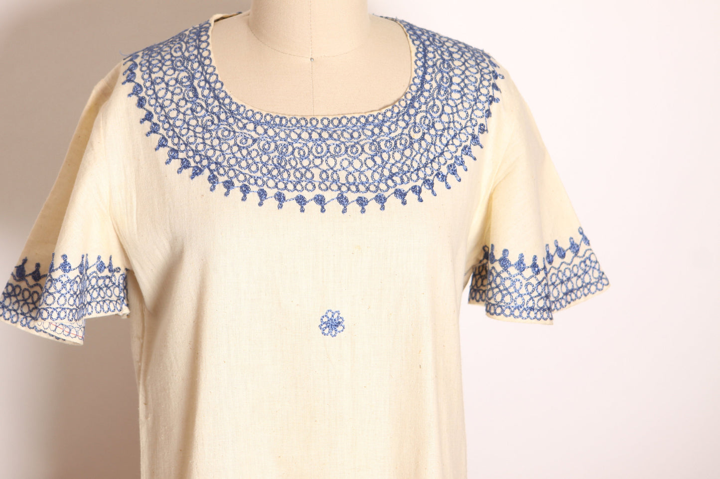 1970s Cream Off White and Blue Embroidered Boho Caftan Full Length Short Sleeve Pullover Dress -L