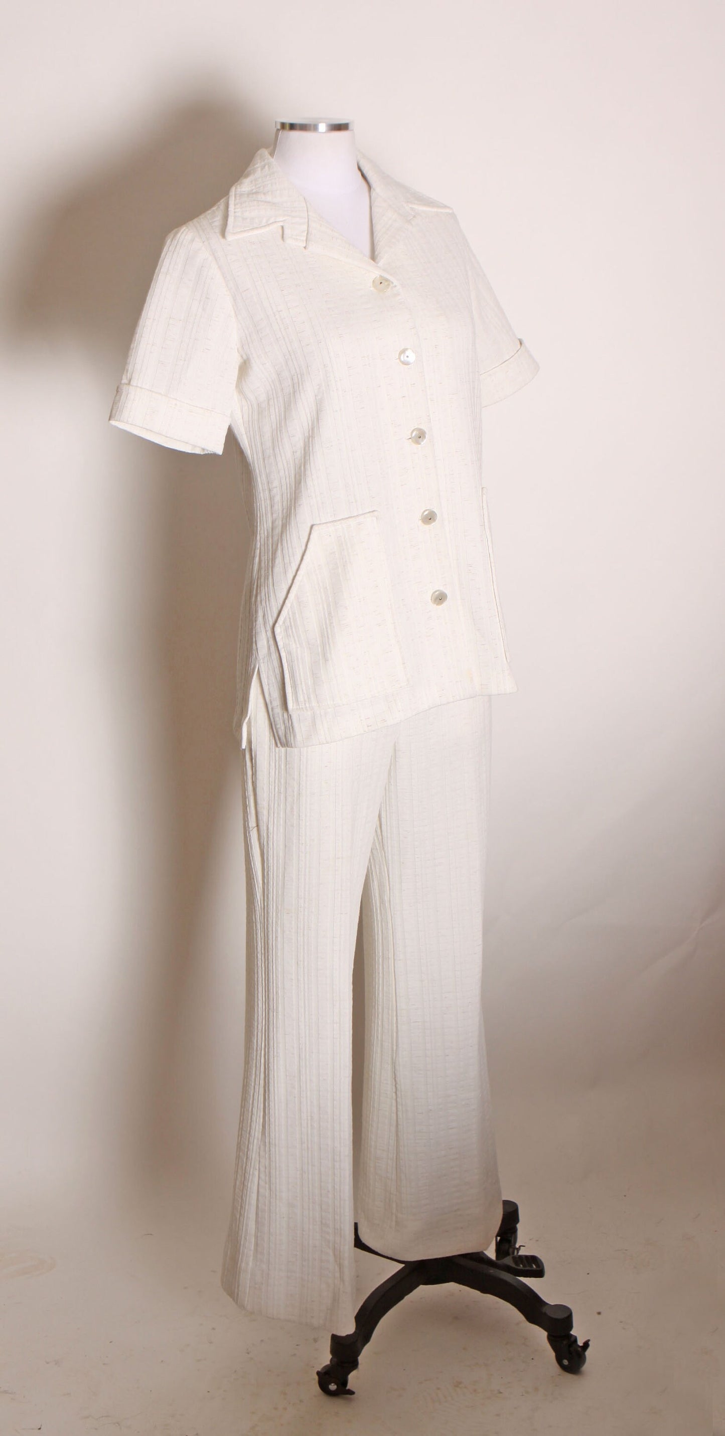 1970s White and Gray Flecked Two Piece Short Sleeve Blouse Top with Matching High Waisted Pants Leisure Suit by Prince of Dallas -M