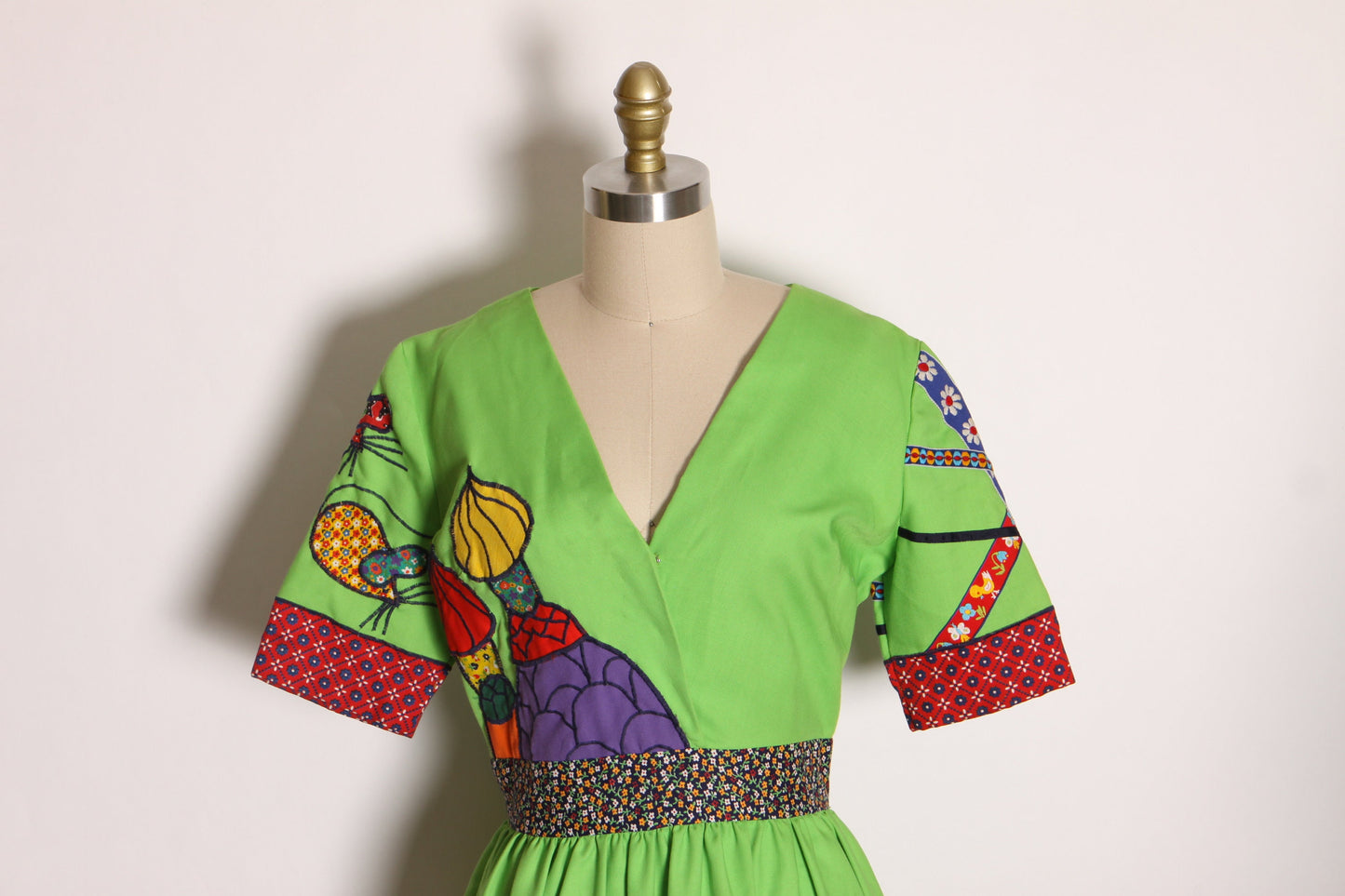 1960s Green Short Sleeve Full Length Architecture Pop Art Novelty Taj Mahal India Patchwork Embroidered Dress -S