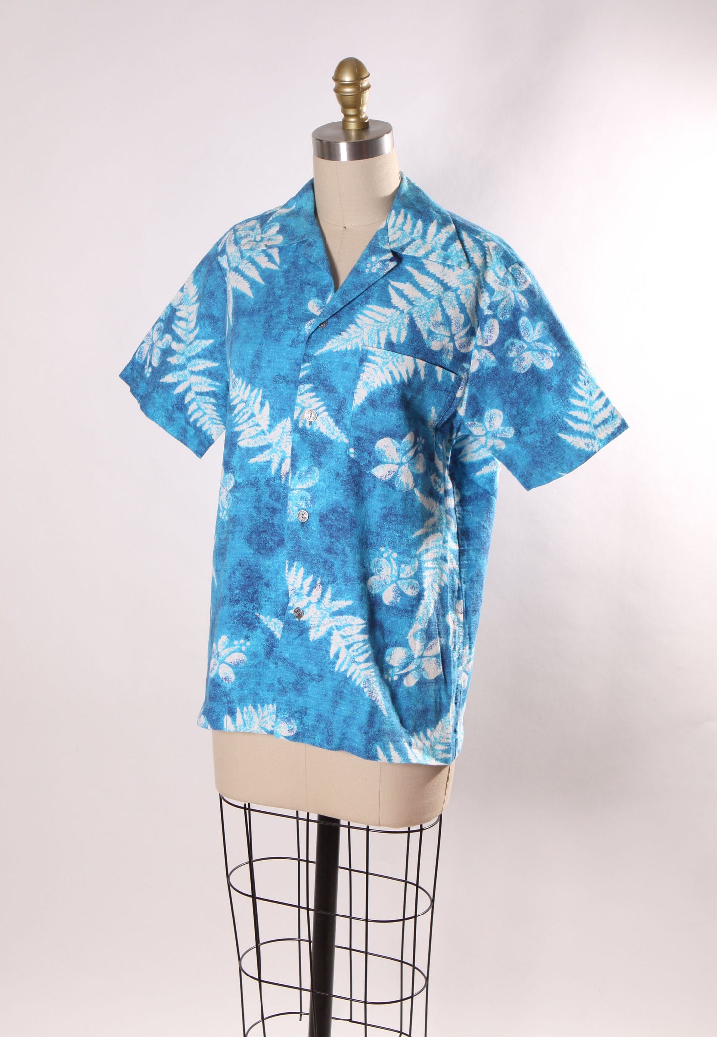 1960s 1970s Blue and White Floral Tropical Hibiscus Barkcloth Short Sleeve Button Down Mens Hawaiian Shirt by Royal Hawaiian -M