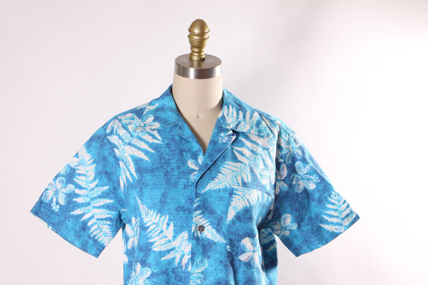 1960s 1970s Blue and White Floral Tropical Hibiscus Barkcloth Short Sleeve Button Down Mens Hawaiian Shirt by Royal Hawaiian -M