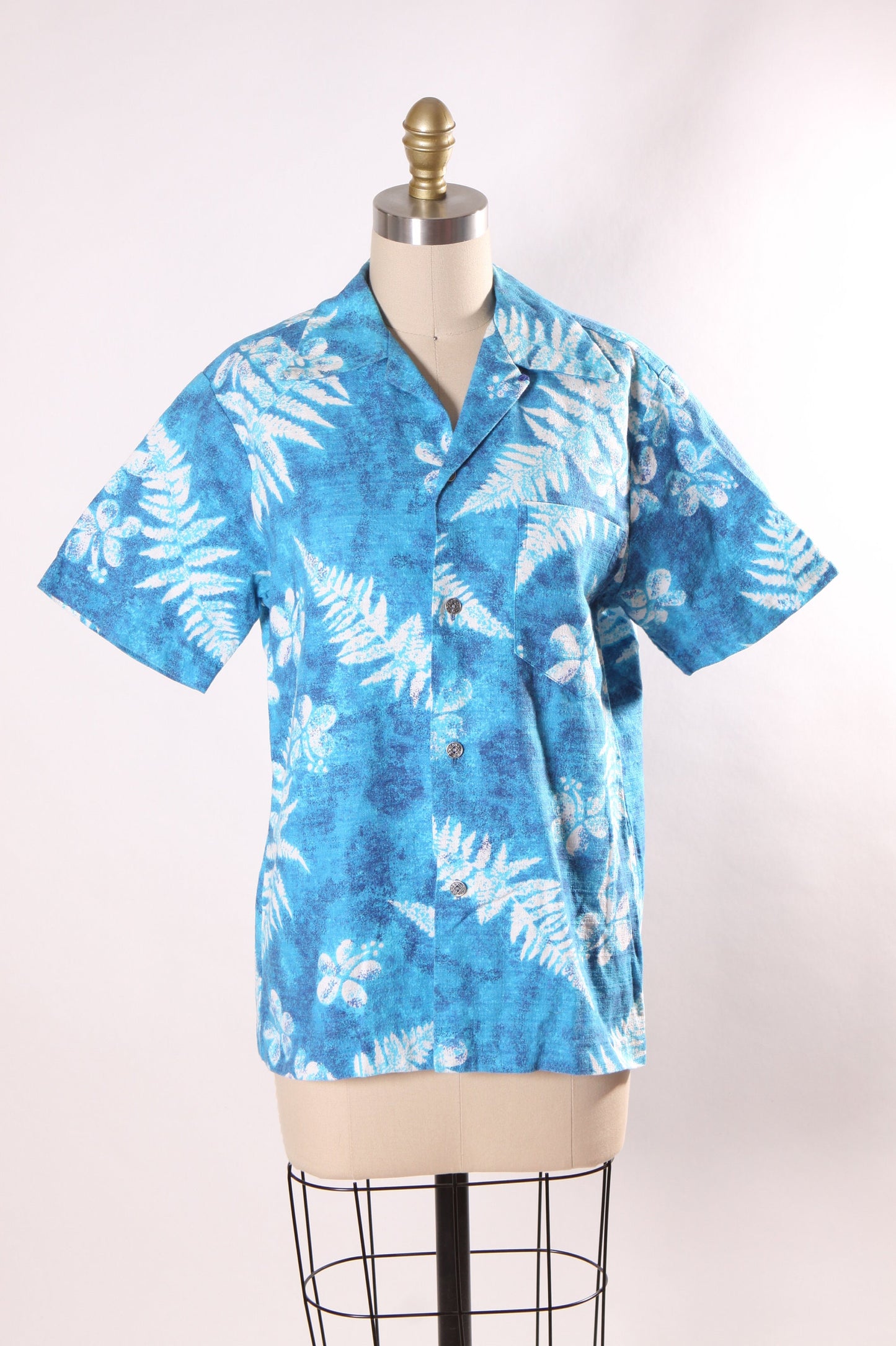 1960s 1970s Blue and White Floral Tropical Hibiscus Barkcloth Short Sleeve Button Down Mens Hawaiian Shirt by Royal Hawaiian -M