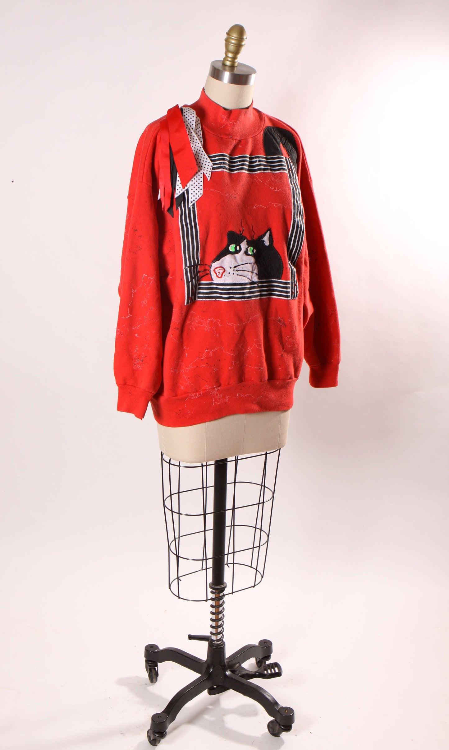 1980s Red, Black and White Novelty Cat Ribbon Detail Paint Splattrr Long Sleeve Pullover Sweatahirt by Sunbelt