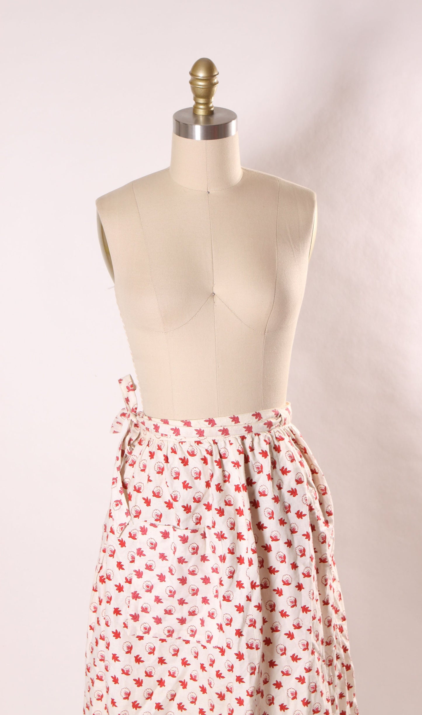 Late 1960s Early 1970s Red and White Novelty Floral Leaf Print Tie Wrap Skirt by Crazy Horse -XS