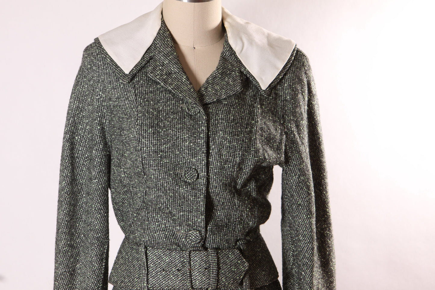 1940s Gray Green and White Flecked Tweed Long Sleeve Belted Jacket with Matching Wiggle Skirt Two Piece Skirt Suit by Winston -XS