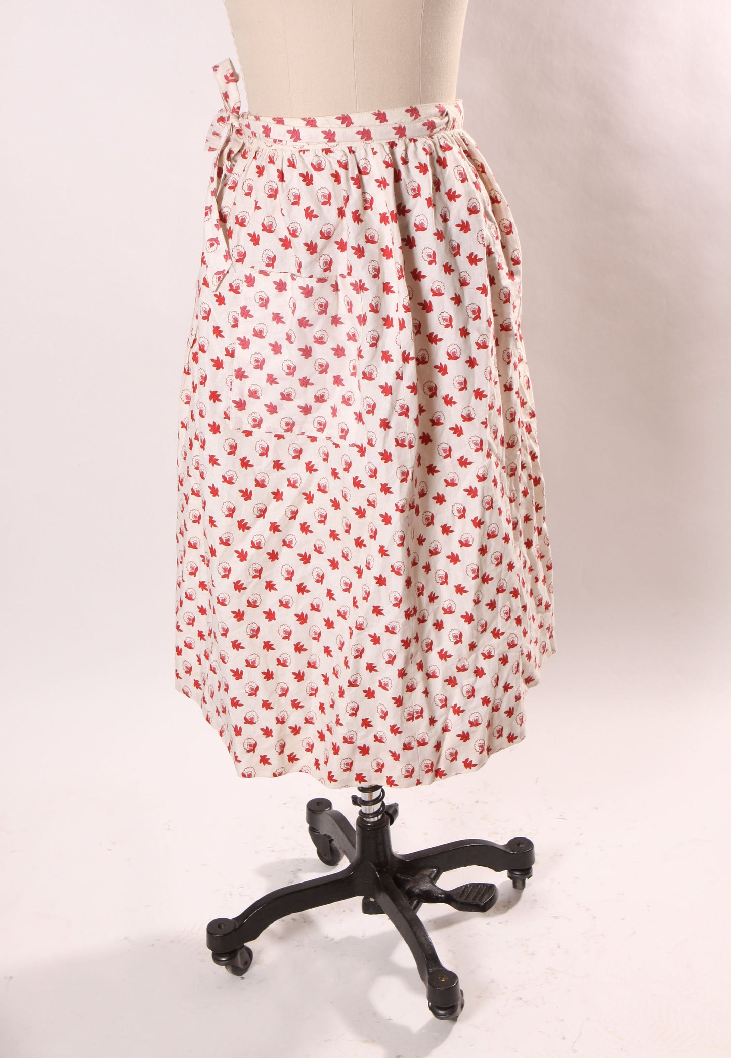 Late 1960s Early 1970s Red and White Novelty Floral Leaf Print Tie Wrap Skirt by Crazy Horse -XS