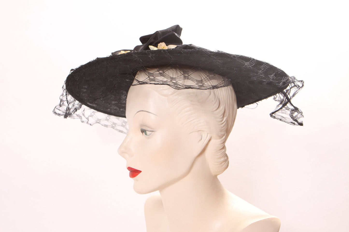 1930s 1940s Navy Blue Wide Brim Veil Netting Floral Flower Detail Hat by Wieboldt’s