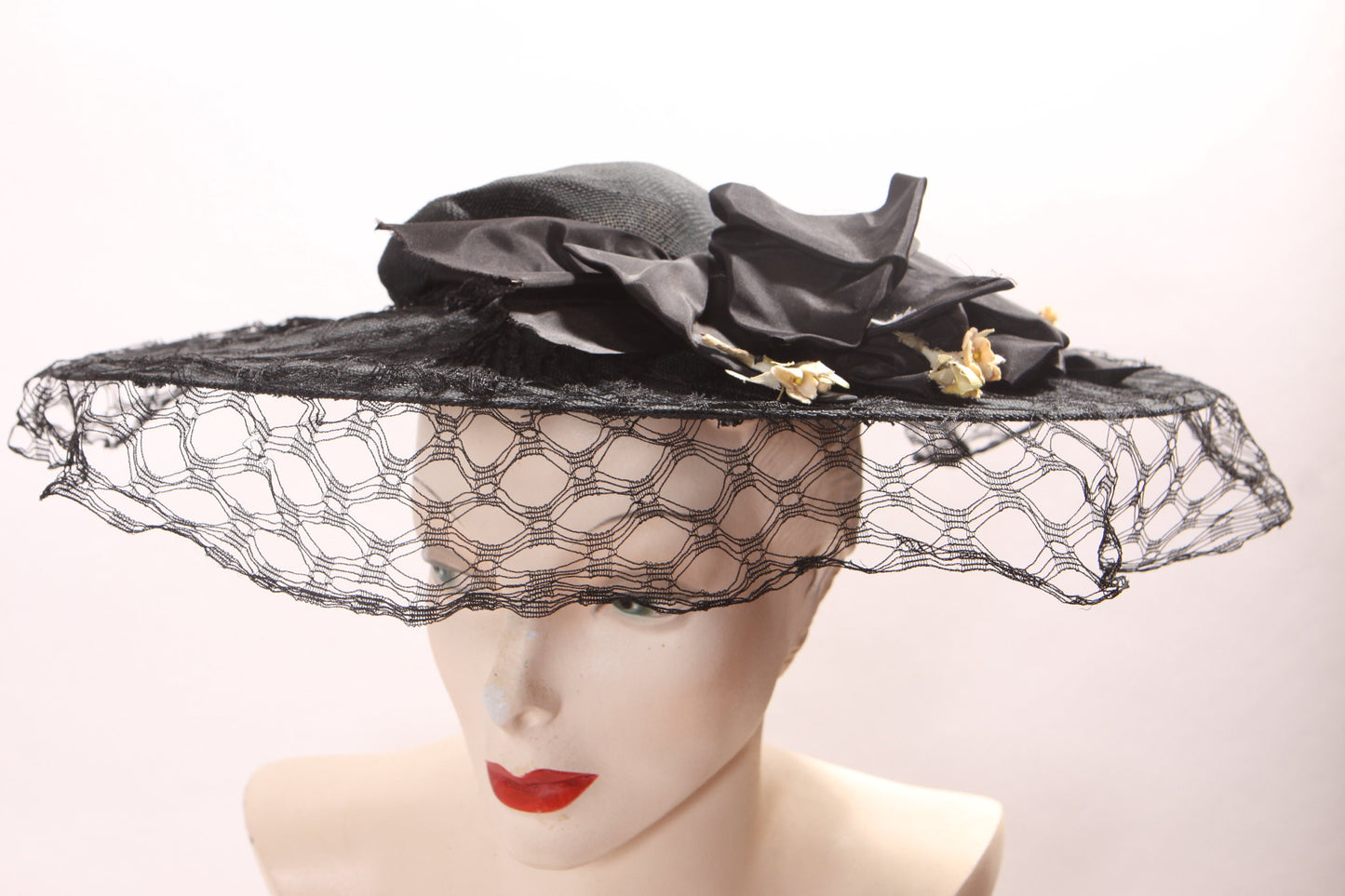 1930s 1940s Navy Blue Wide Brim Veil Netting Floral Flower Detail Hat by Wieboldt’s