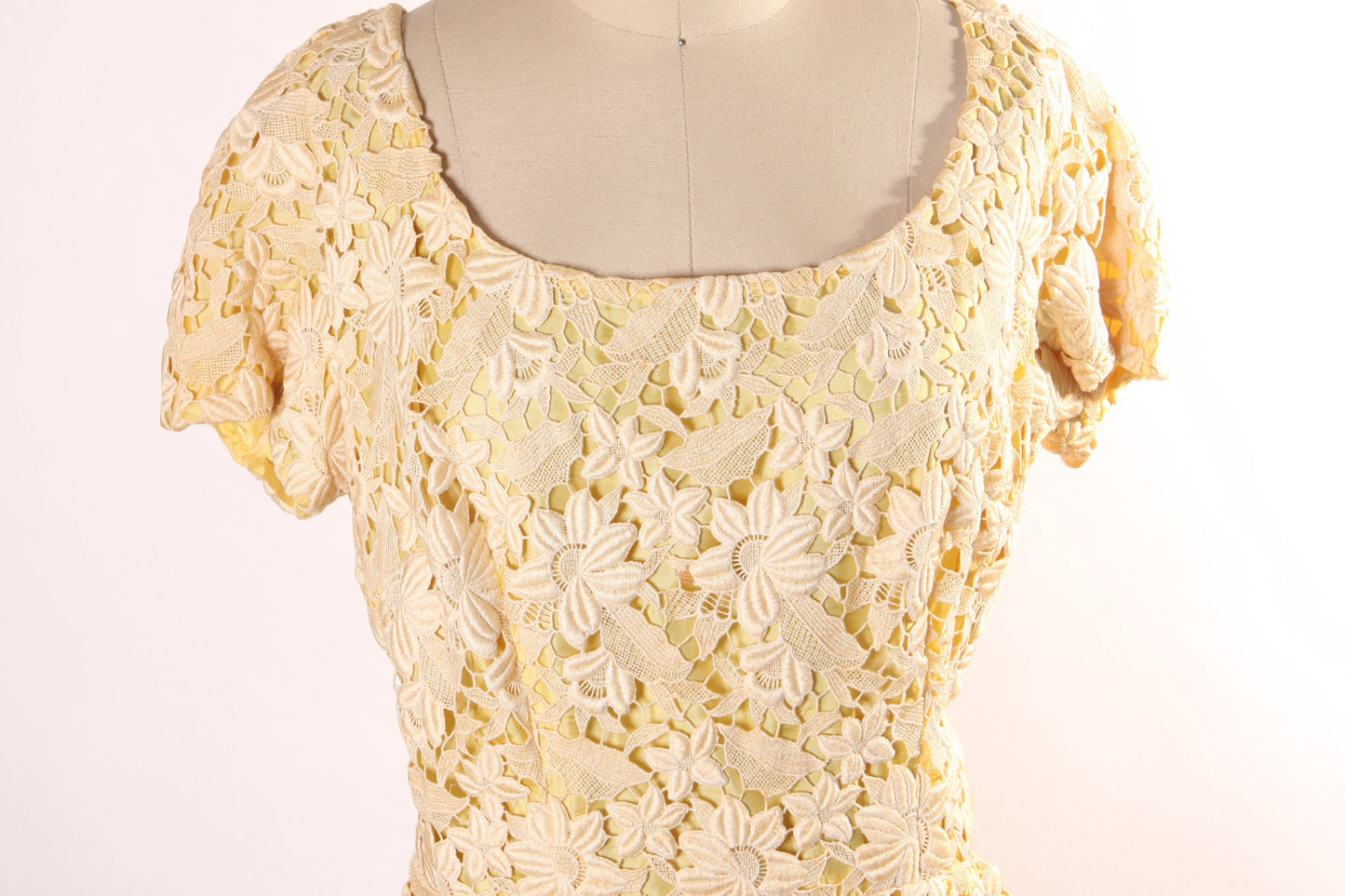 Late 1950s Early 1960s Pale Yellow Sheer Floral Lace Short Sleeve Dress by Montaldo's -L