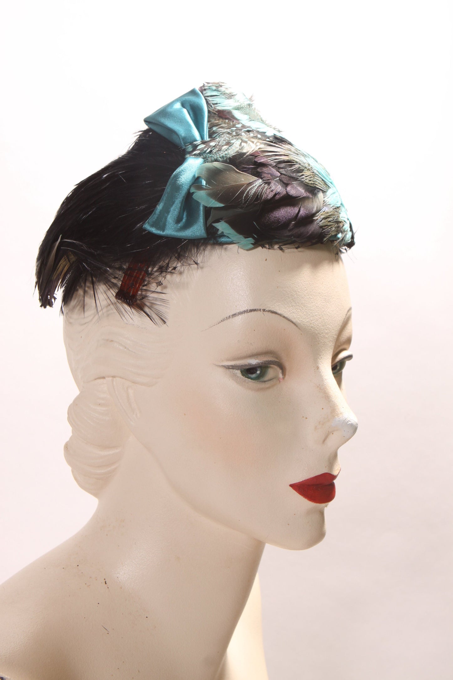 1950s 1960s Black, Blue and White Feather and Bow Detail Pointed Top Formal Hat by Chanda for Montaldo’s