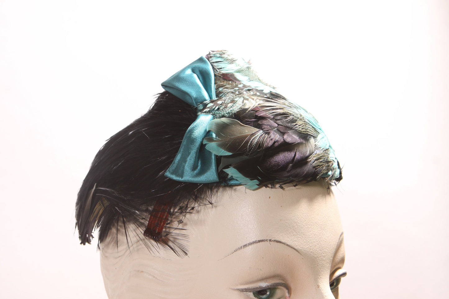 1950s 1960s Black, Blue and White Feather and Bow Detail Pointed Top Formal Hat by Chanda for Montaldo’s