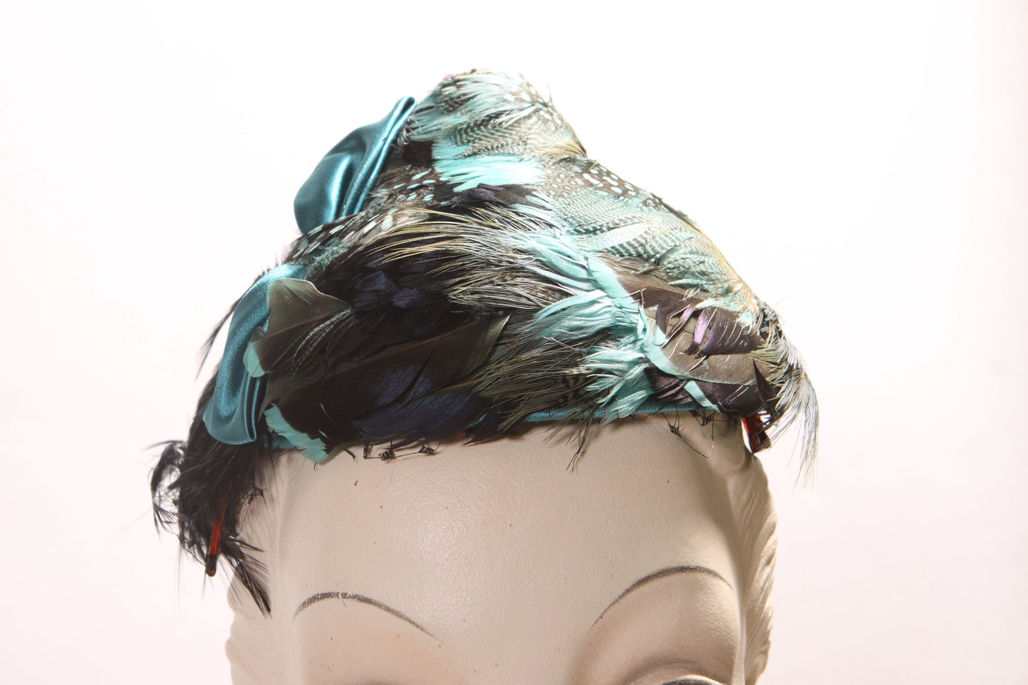 1950s 1960s Black, Blue and White Feather and Bow Detail Pointed Top Formal Hat by Chanda for Montaldo’s