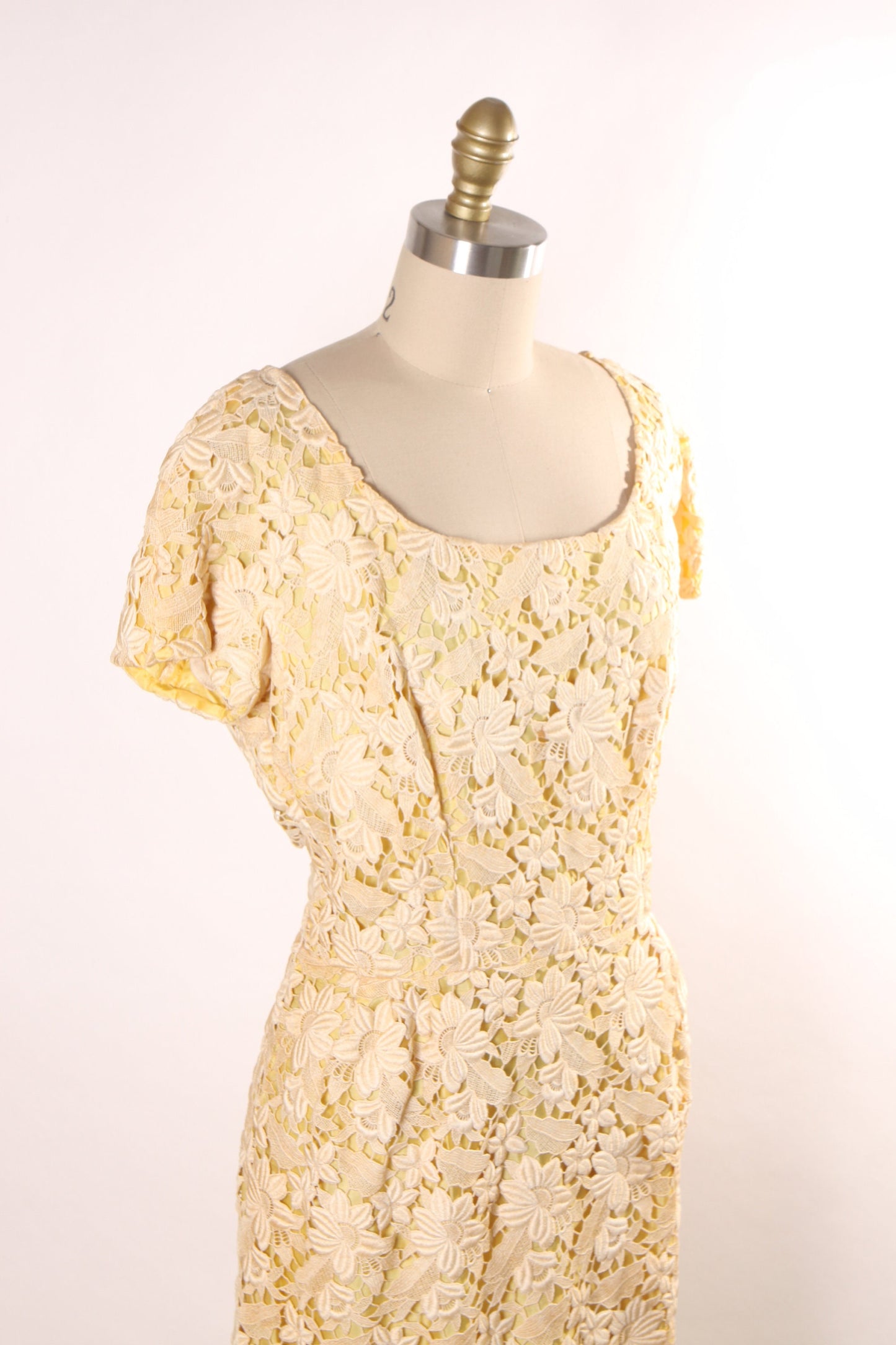 Late 1950s Early 1960s Pale Yellow Sheer Floral Lace Short Sleeve Dress by Montaldo's -L