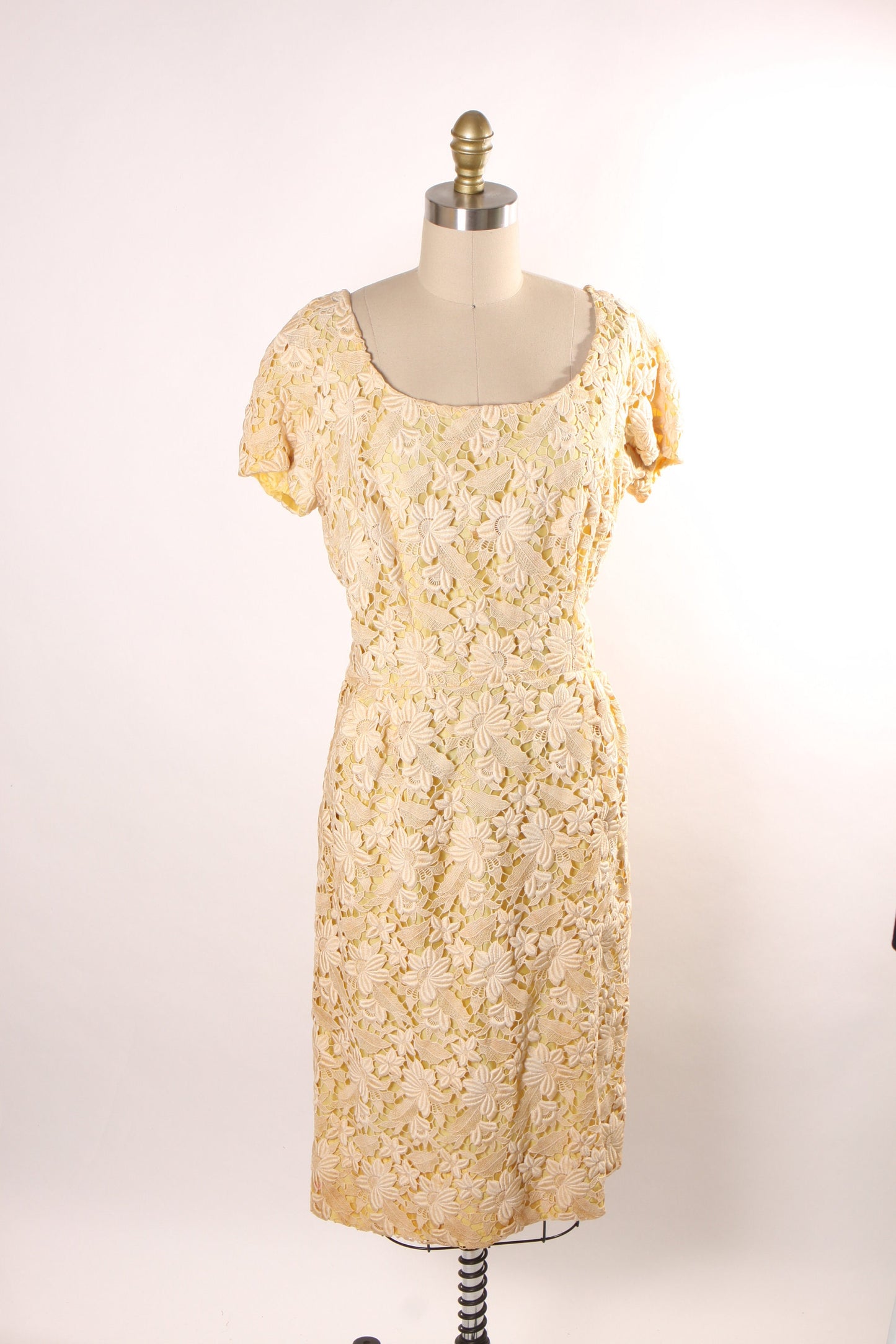 Late 1950s Early 1960s Pale Yellow Sheer Floral Lace Short Sleeve Dress by Montaldo's -L